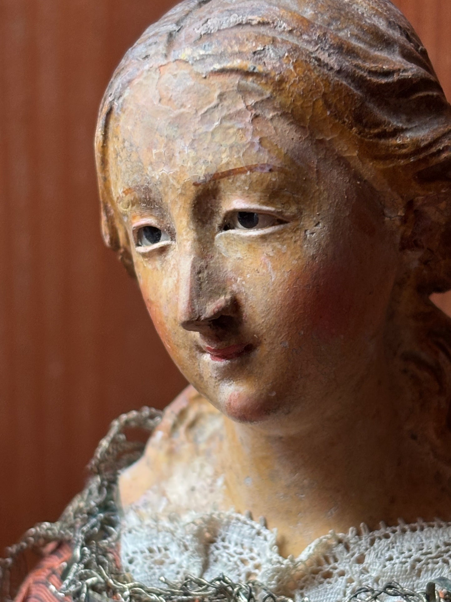 Figura della Madonna che allatta in terracotta policroma e tessuto