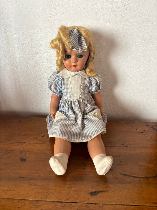 Bambola vintage con arti e viso in materiale composito