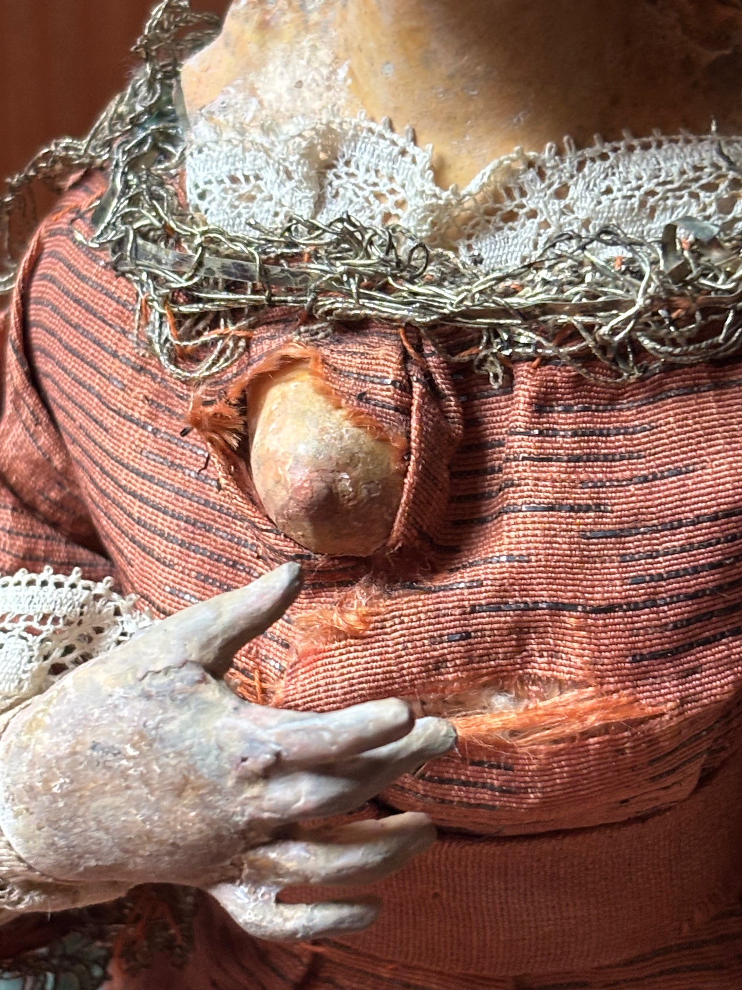 Figura della Madonna che allatta in terracotta policroma e tessuto