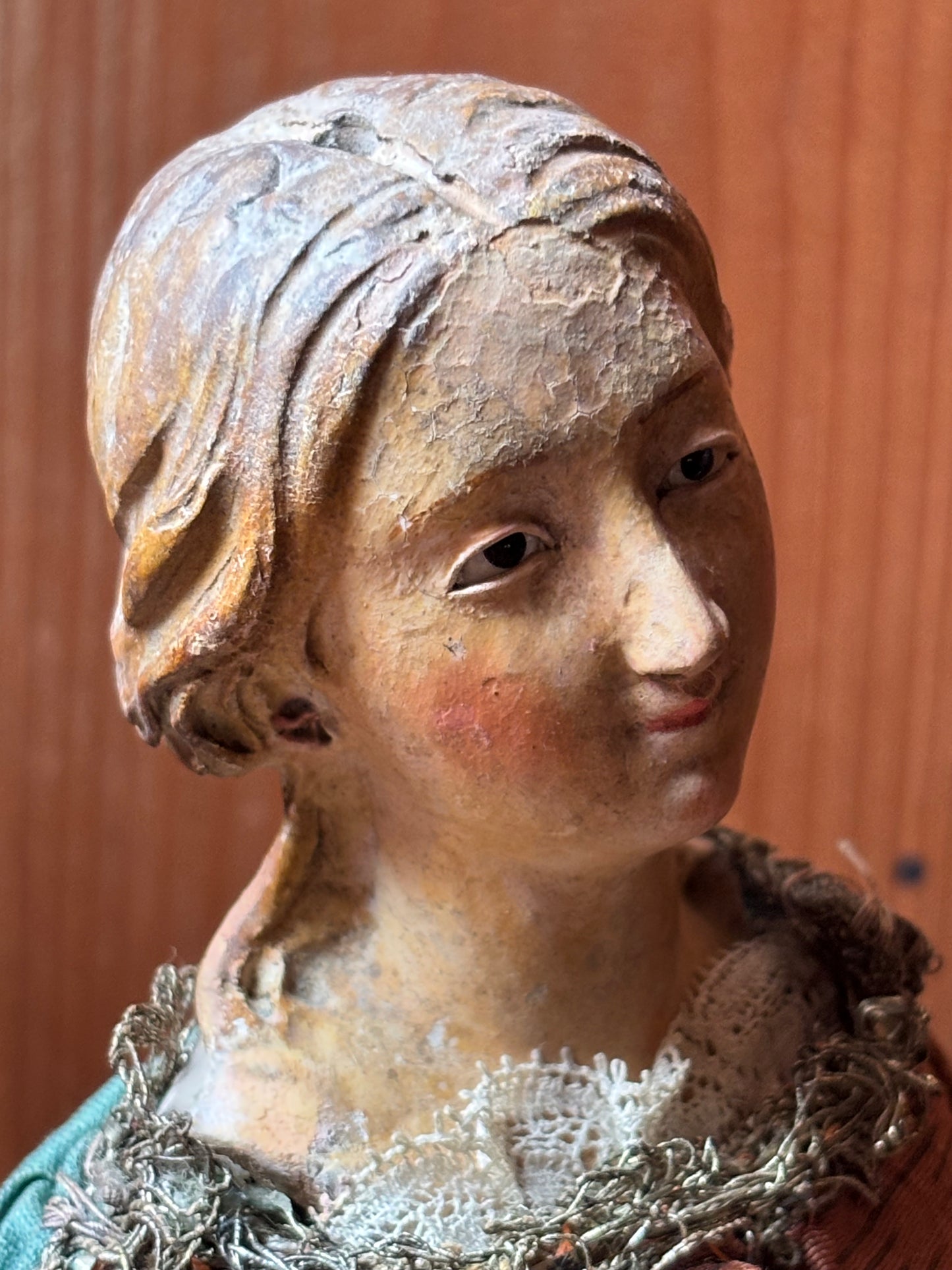 Figura della Madonna che allatta in terracotta policroma e tessuto
