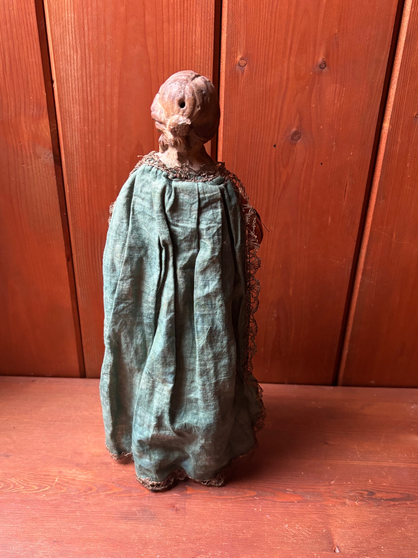 Figura della Madonna che allatta in terracotta policroma e tessuto