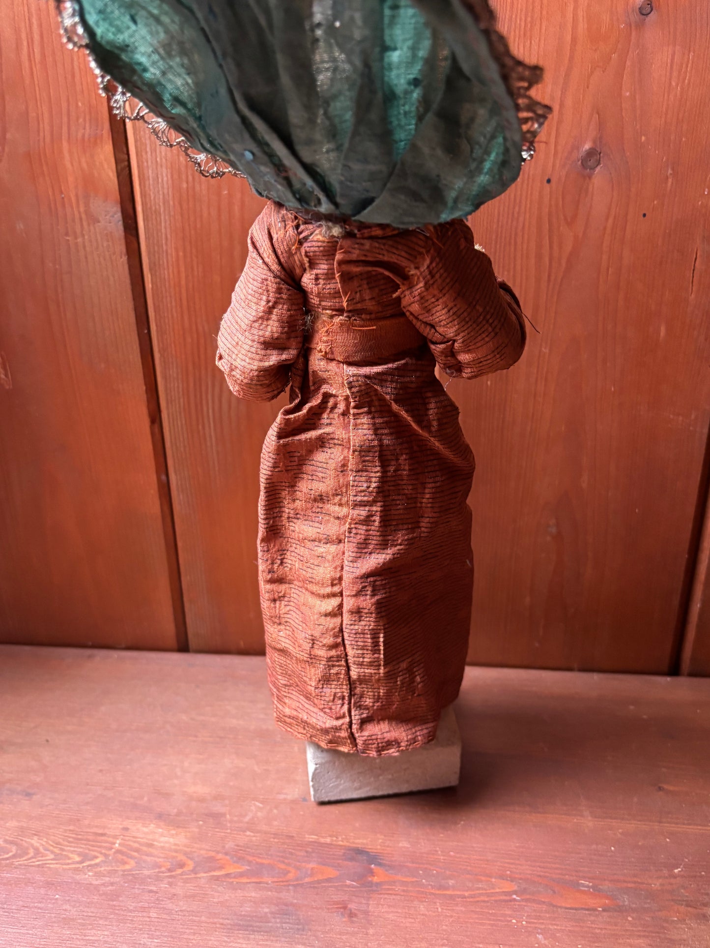 Figura della Madonna che allatta in terracotta policroma e tessuto