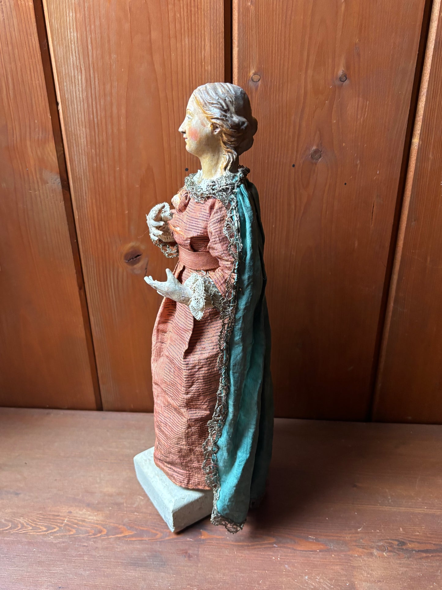 Figura della Madonna che allatta in terracotta policroma e tessuto