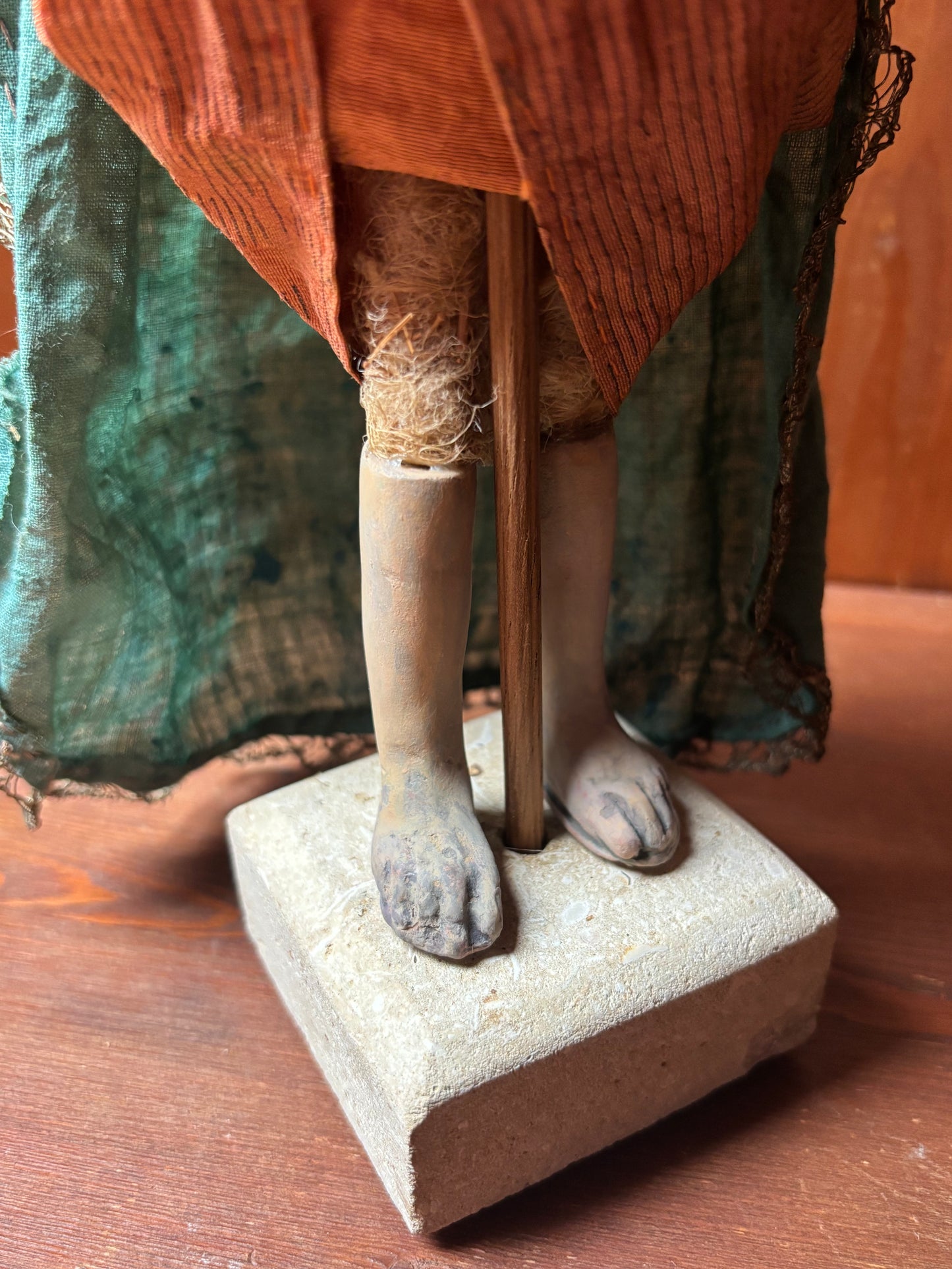 Figura della Madonna che allatta in terracotta policroma e tessuto