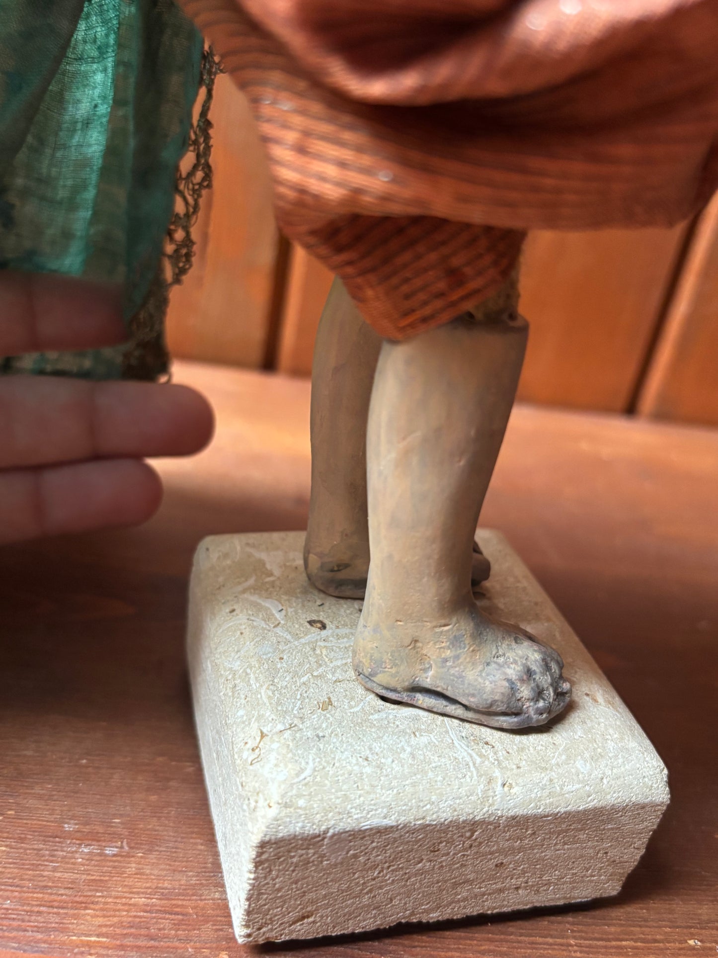 Figura della Madonna che allatta in terracotta policroma e tessuto