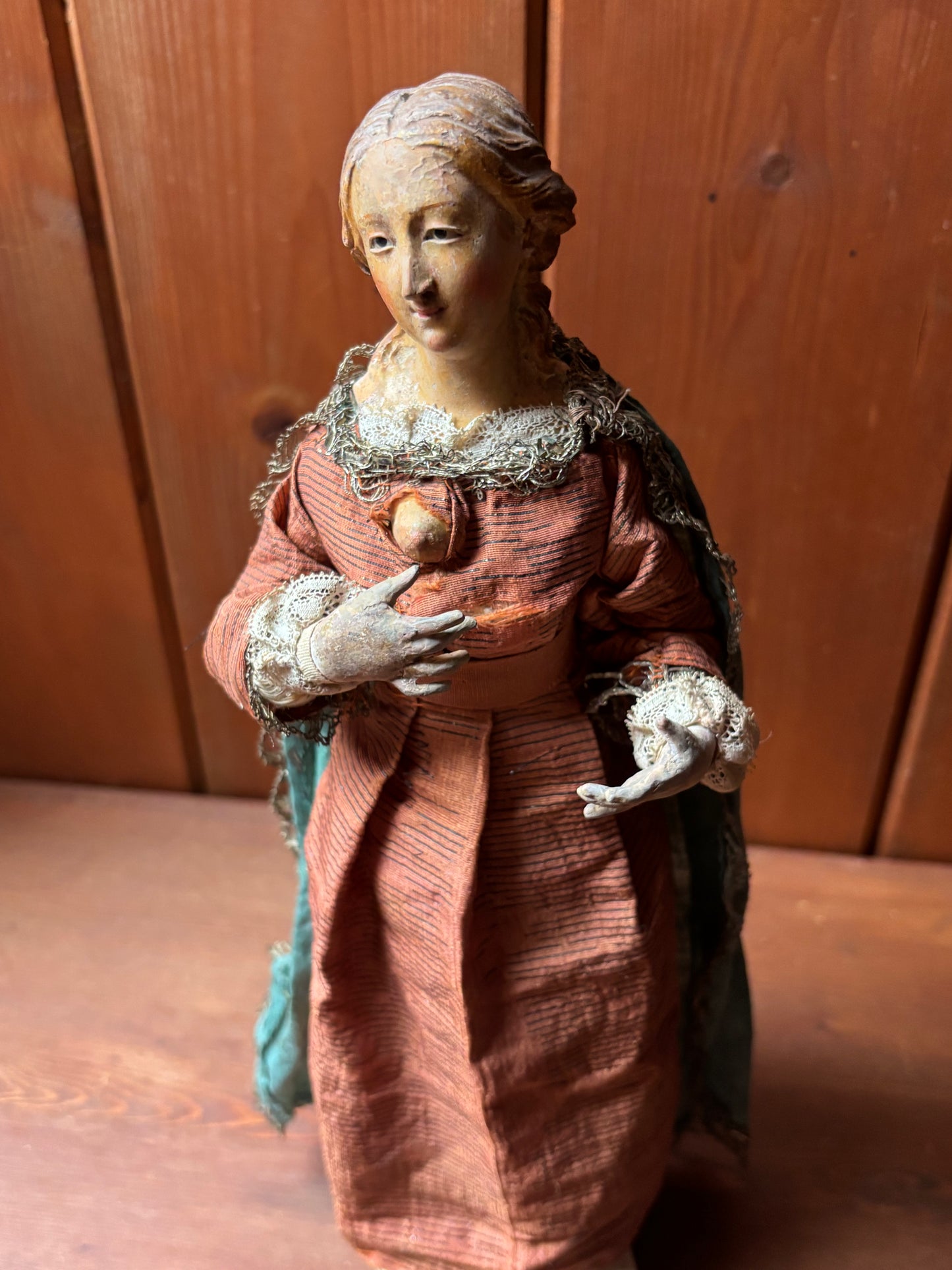 Figura della Madonna che allatta in terracotta policroma e tessuto
