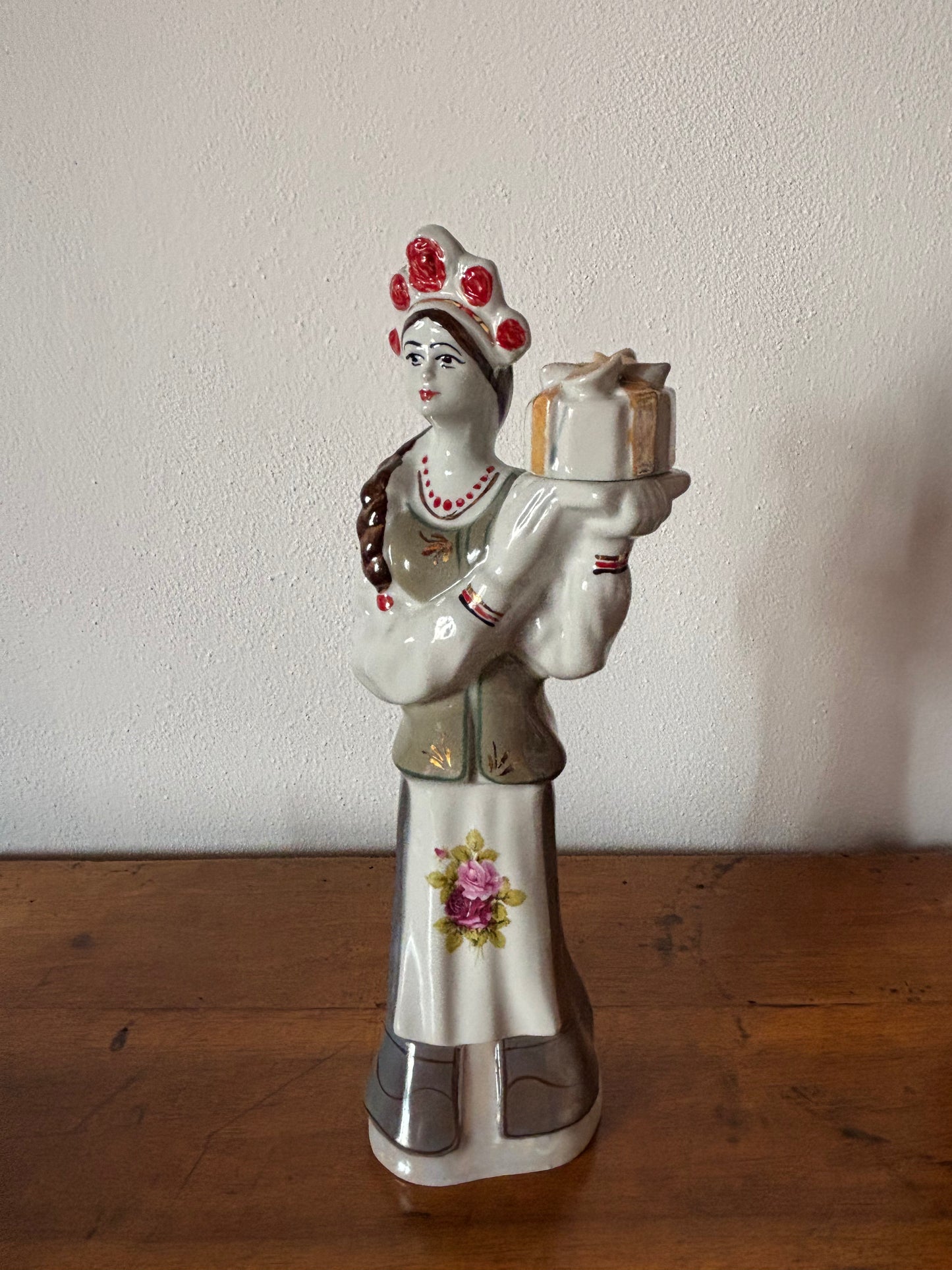 Vintage-Keramikflasche – Frau in traditioneller osteuropäischer Tracht
