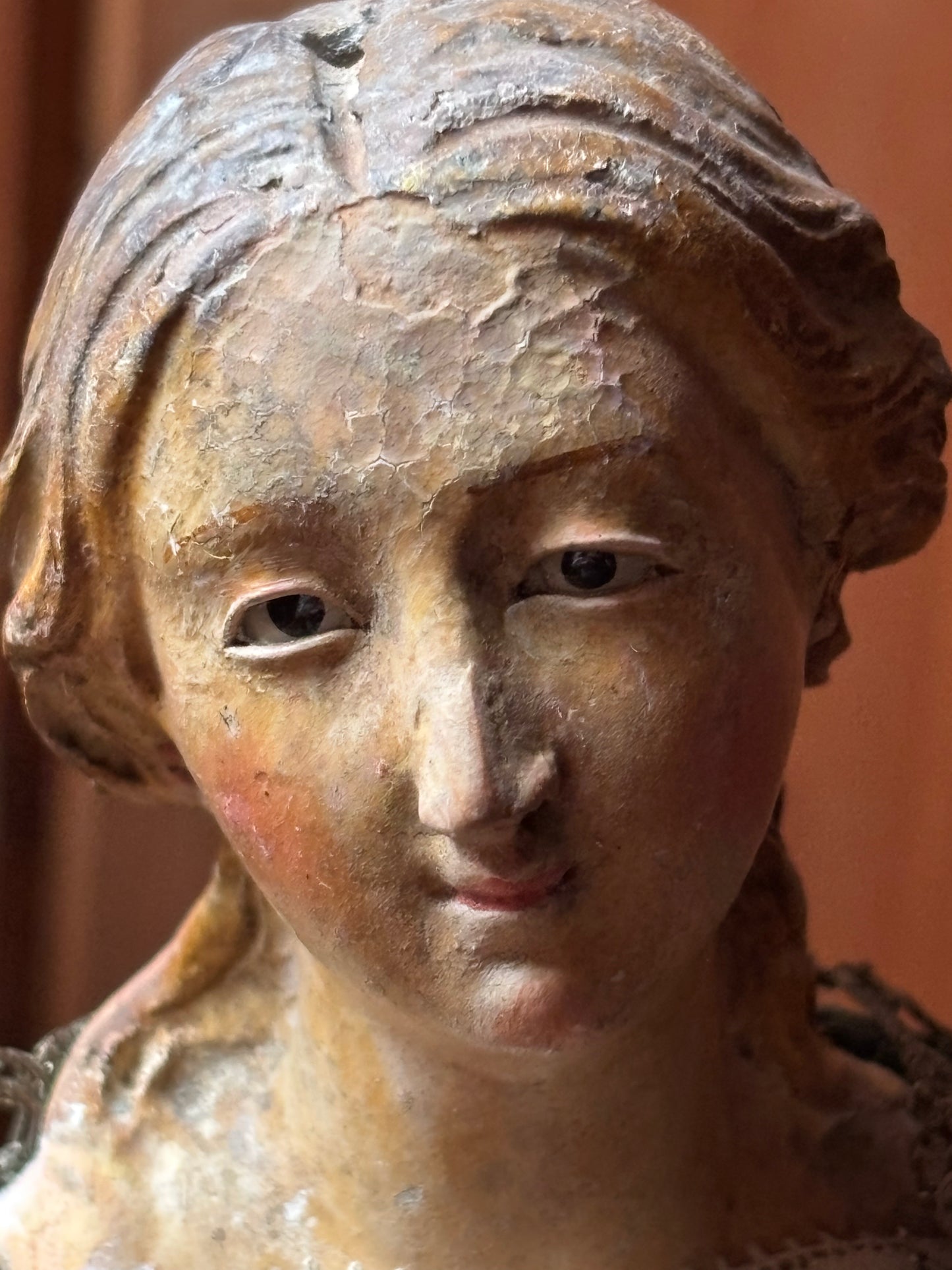 Figura della Madonna che allatta in terracotta policroma e tessuto