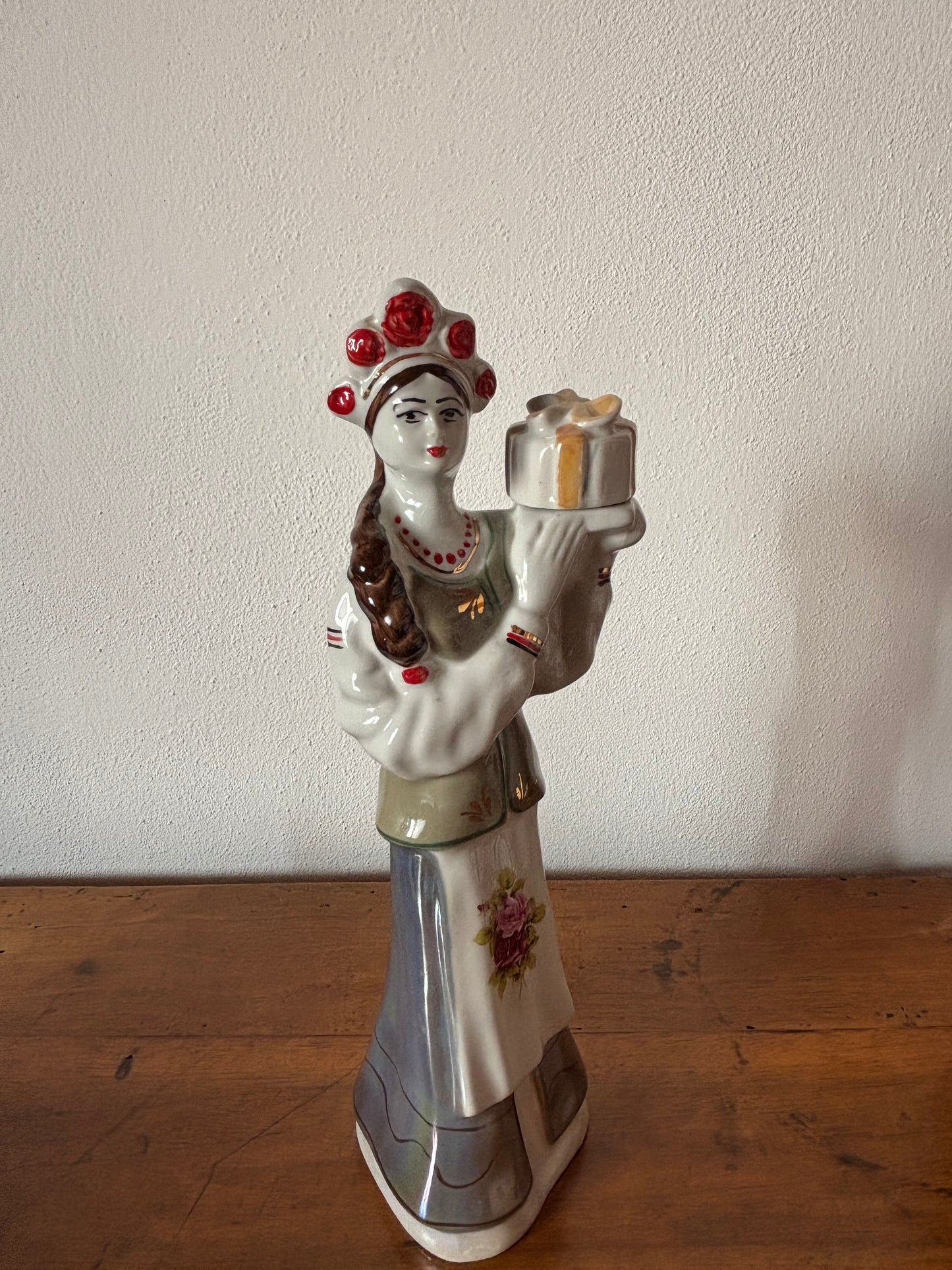 Vintage-Keramikflasche – Frau in traditioneller osteuropäischer Tracht