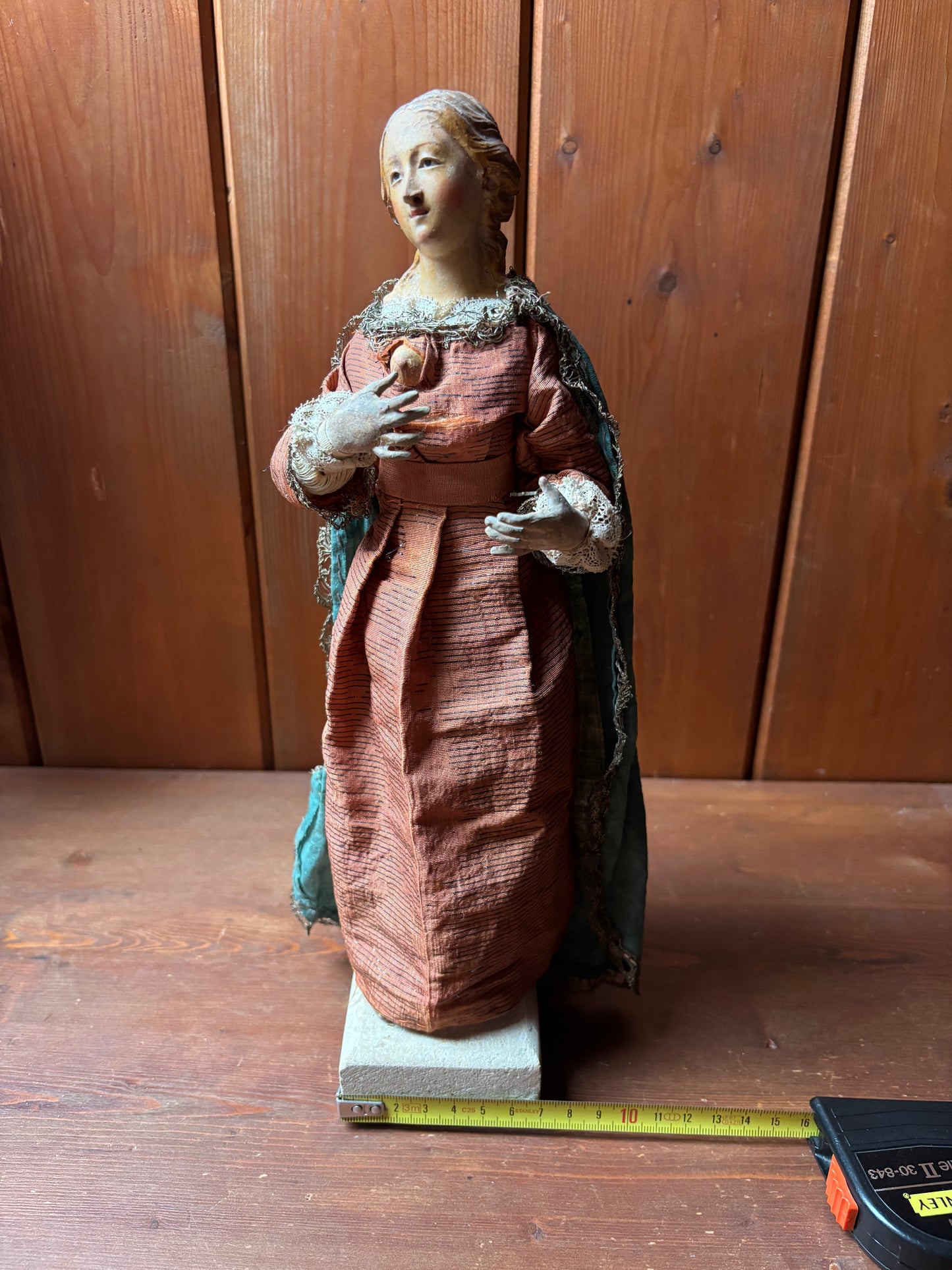 Figura della Madonna che allatta in terracotta policroma e tessuto