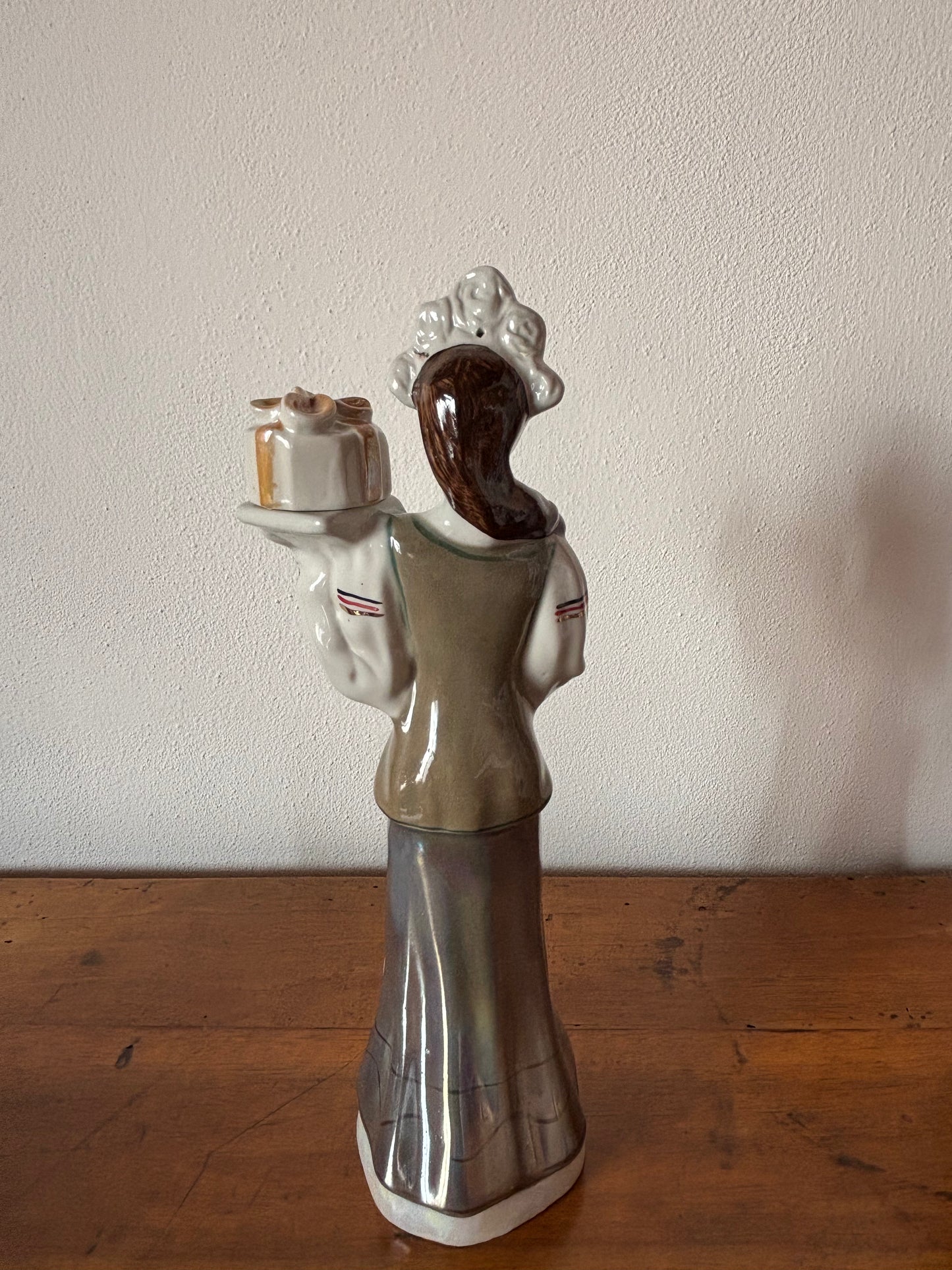 Vintage-Keramikflasche – Frau in traditioneller osteuropäischer Tracht