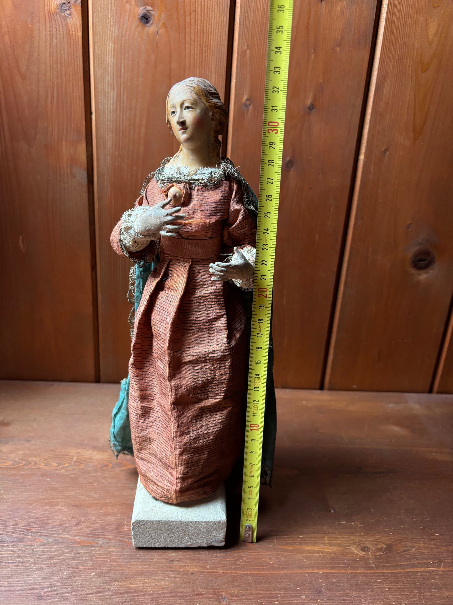 Figura della Madonna che allatta in terracotta policroma e tessuto