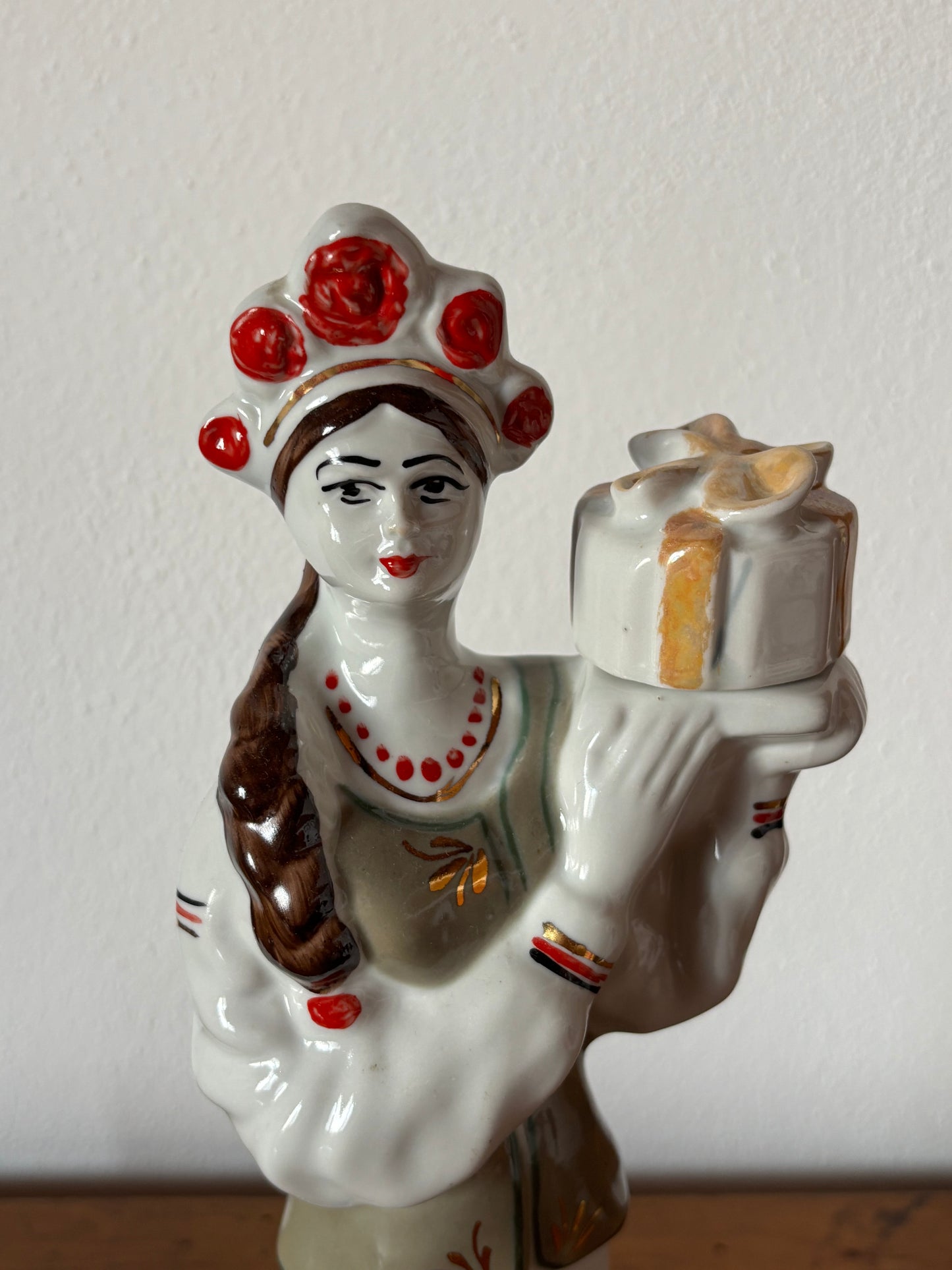 Vintage-Keramikflasche – Frau in traditioneller osteuropäischer Tracht