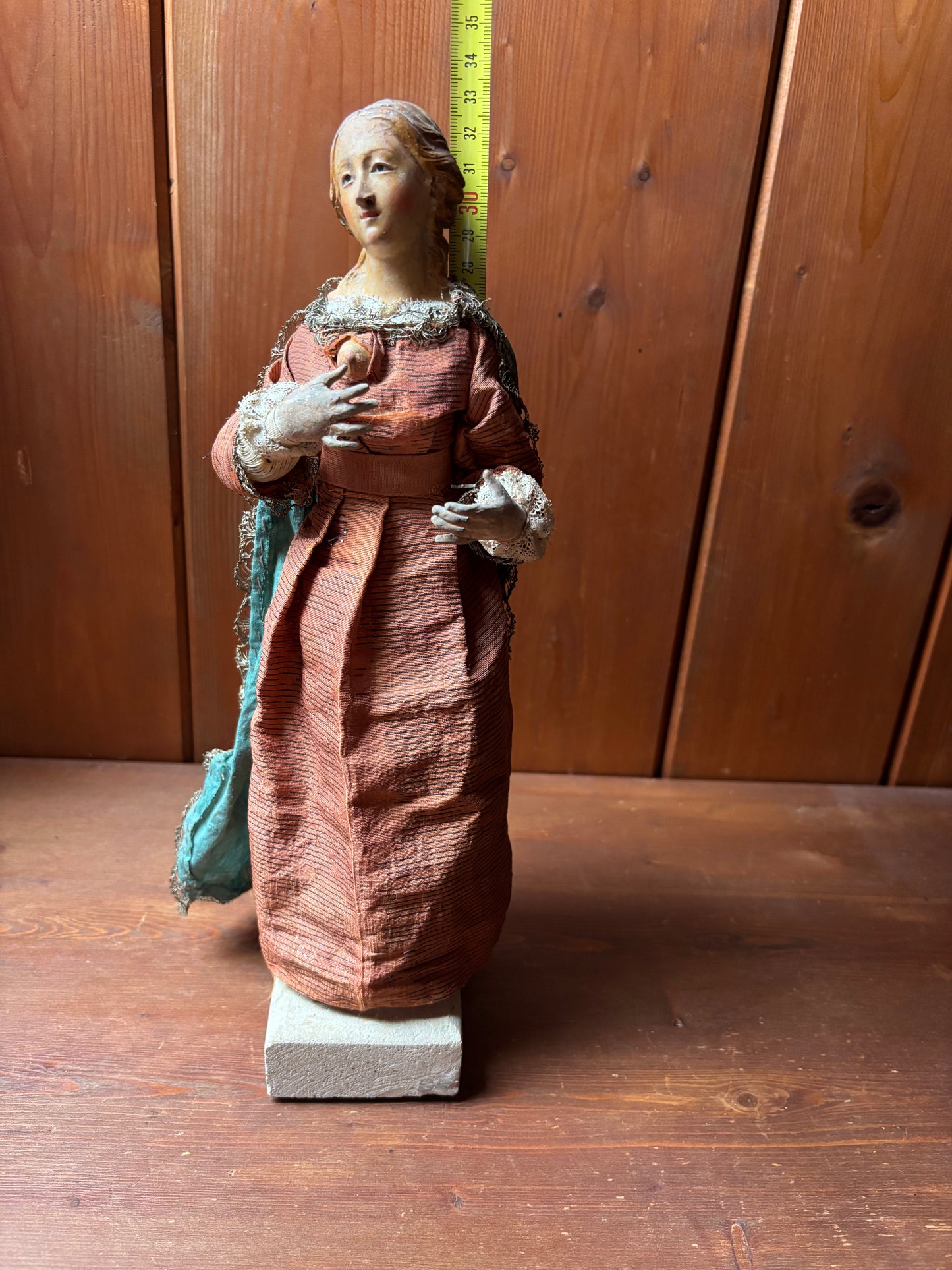Figura della Madonna che allatta in terracotta policroma e tessuto