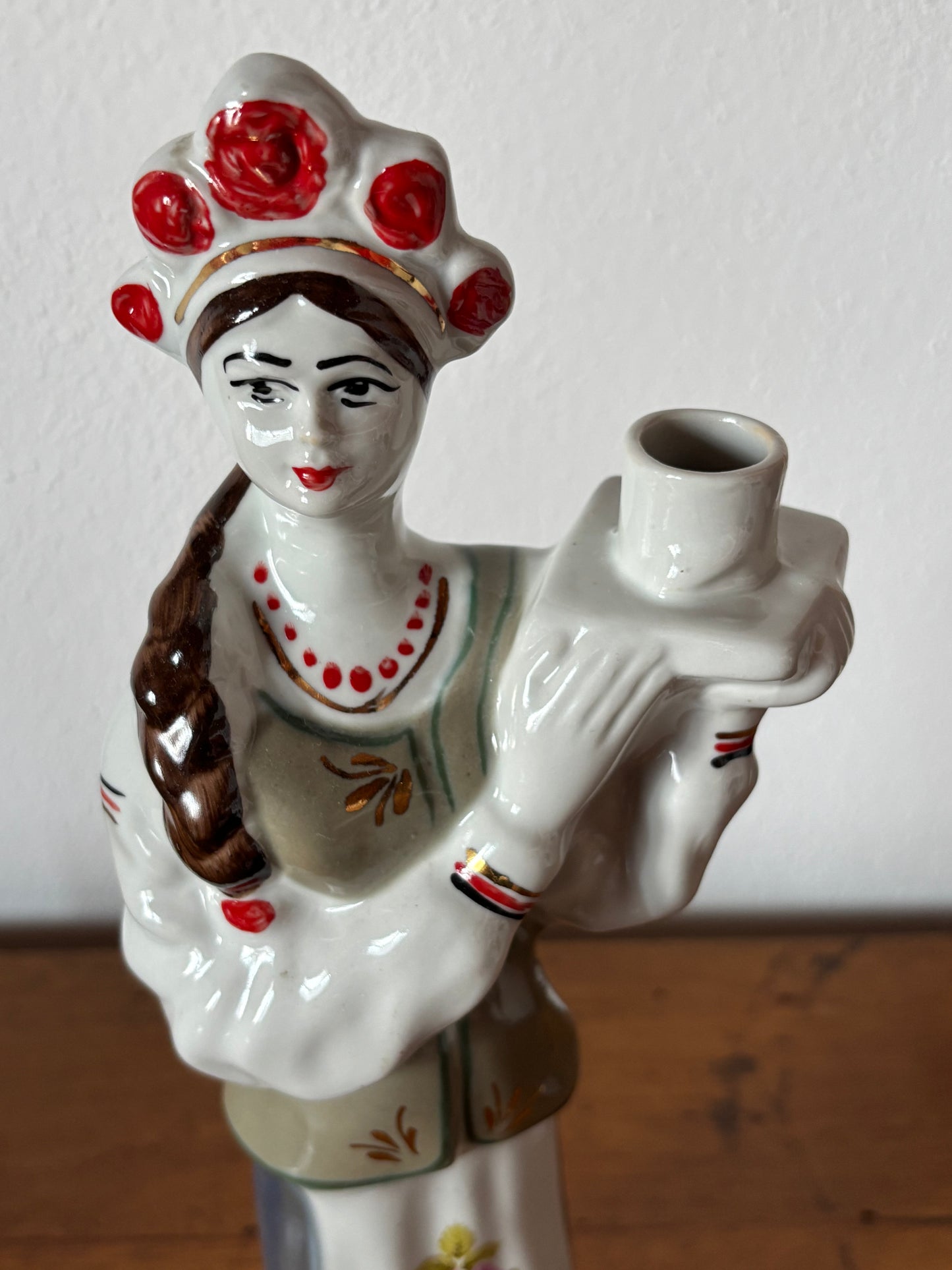 Vintage-Keramikflasche – Frau in traditioneller osteuropäischer Tracht