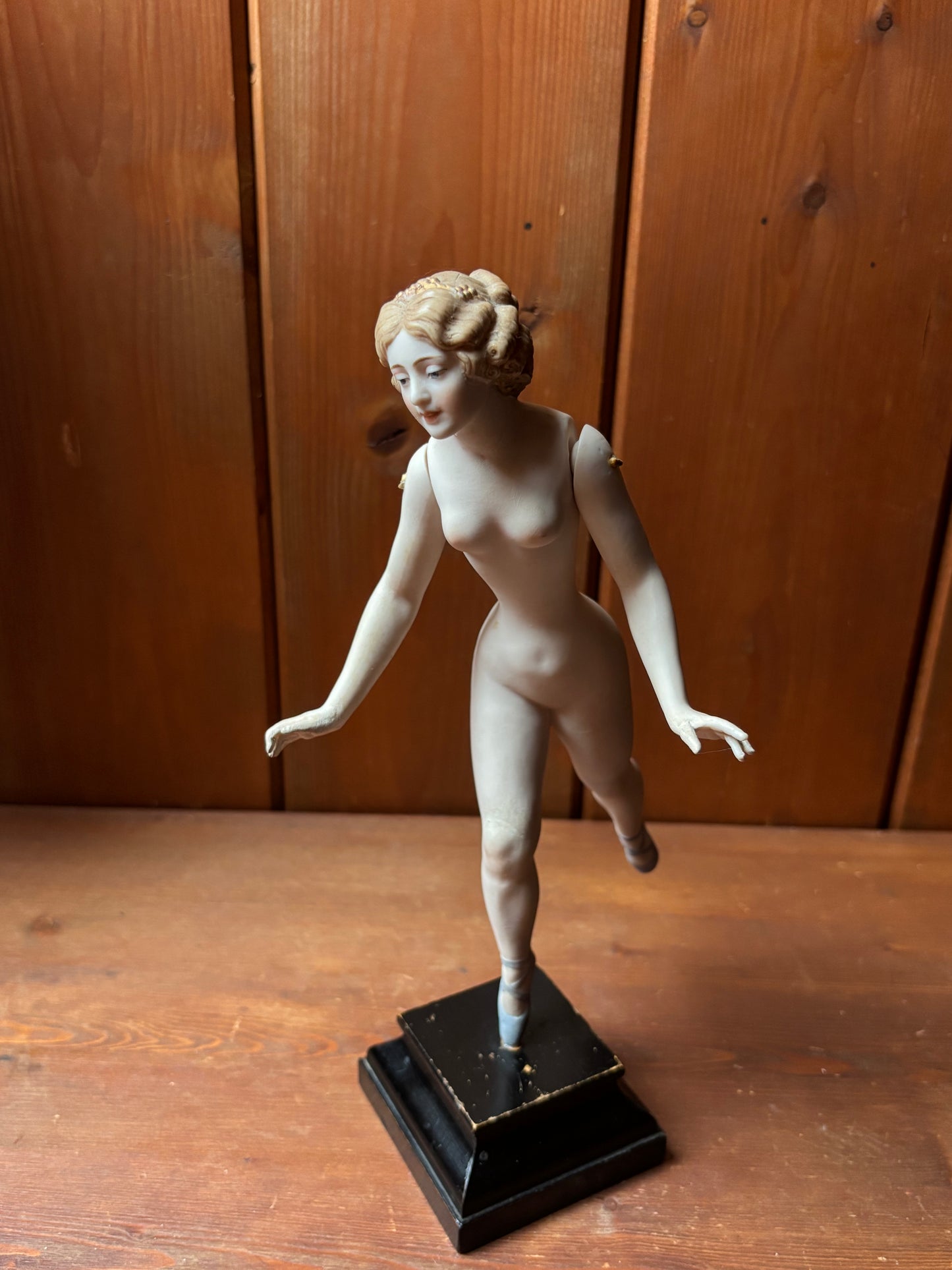 Figura di ballerina in porcellana con braccia mobili – metà XX secolo
