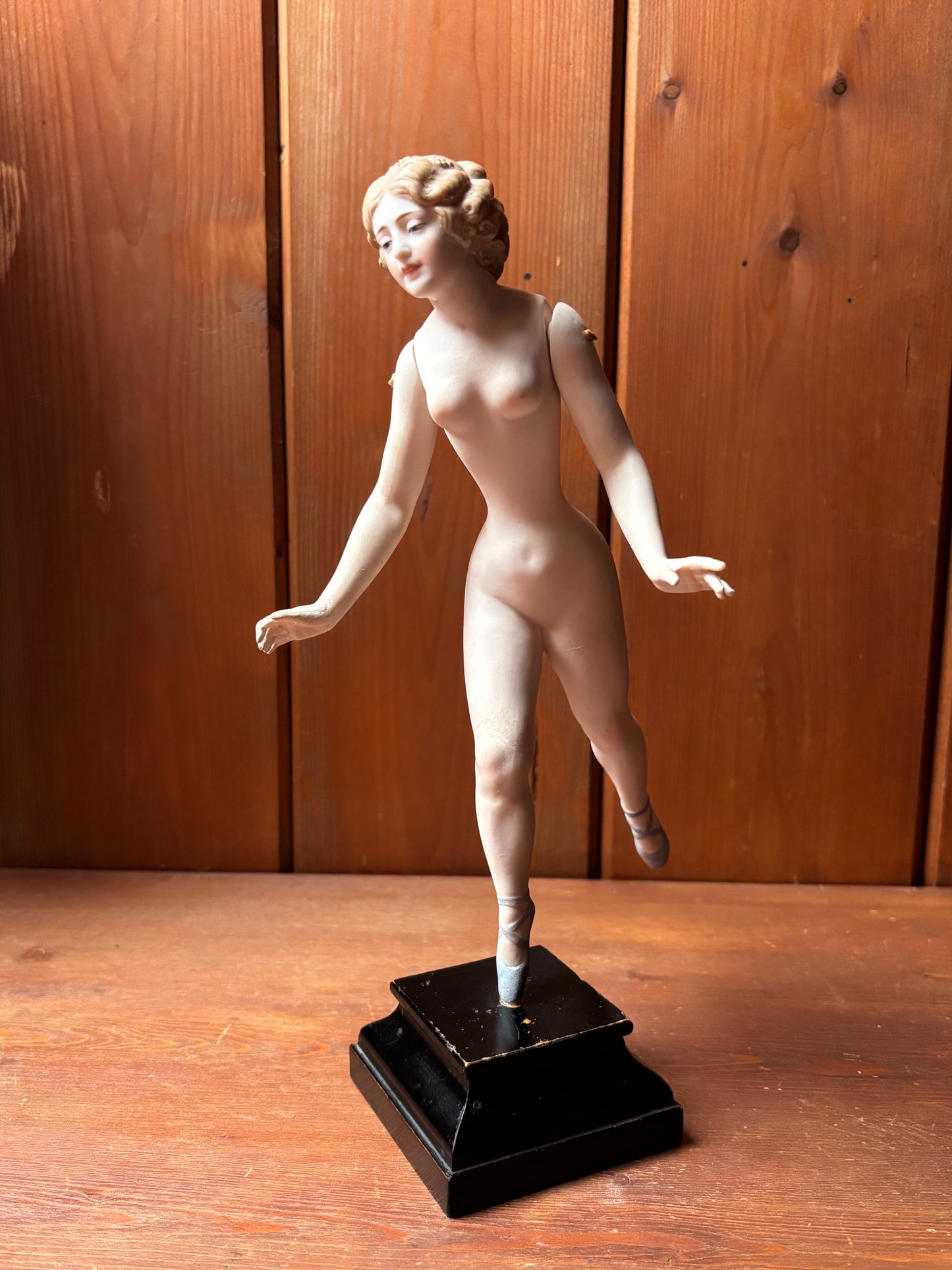 Figura di ballerina in porcellana con braccia mobili – metà XX secolo
