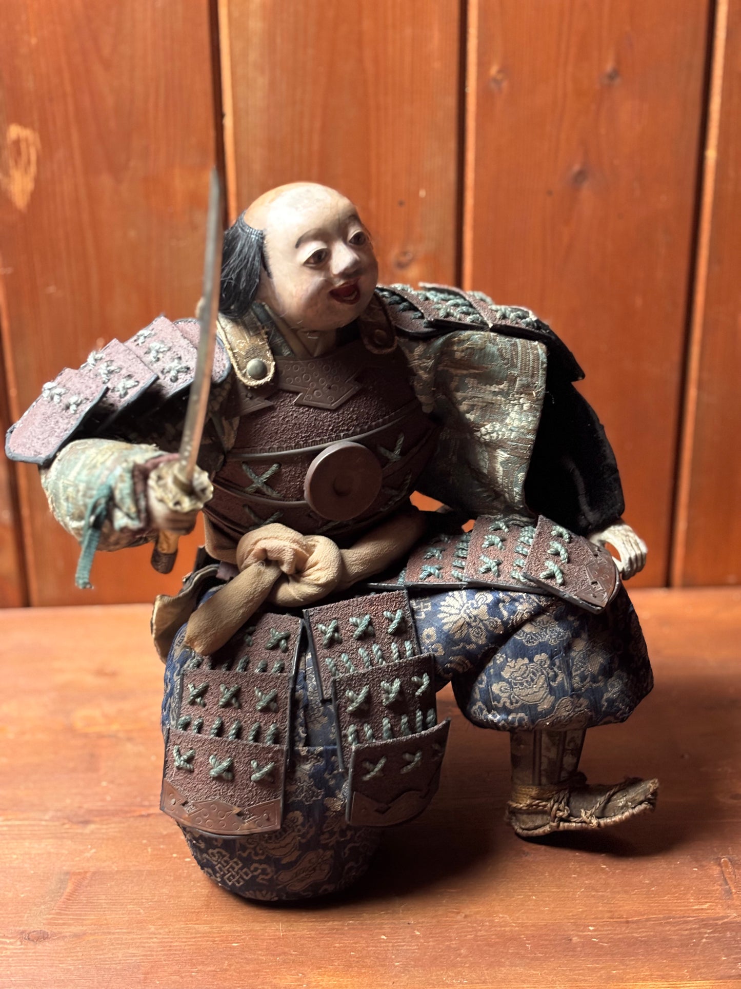 Figura di samurai d’epoca in materiali misti con armatura tradizionale