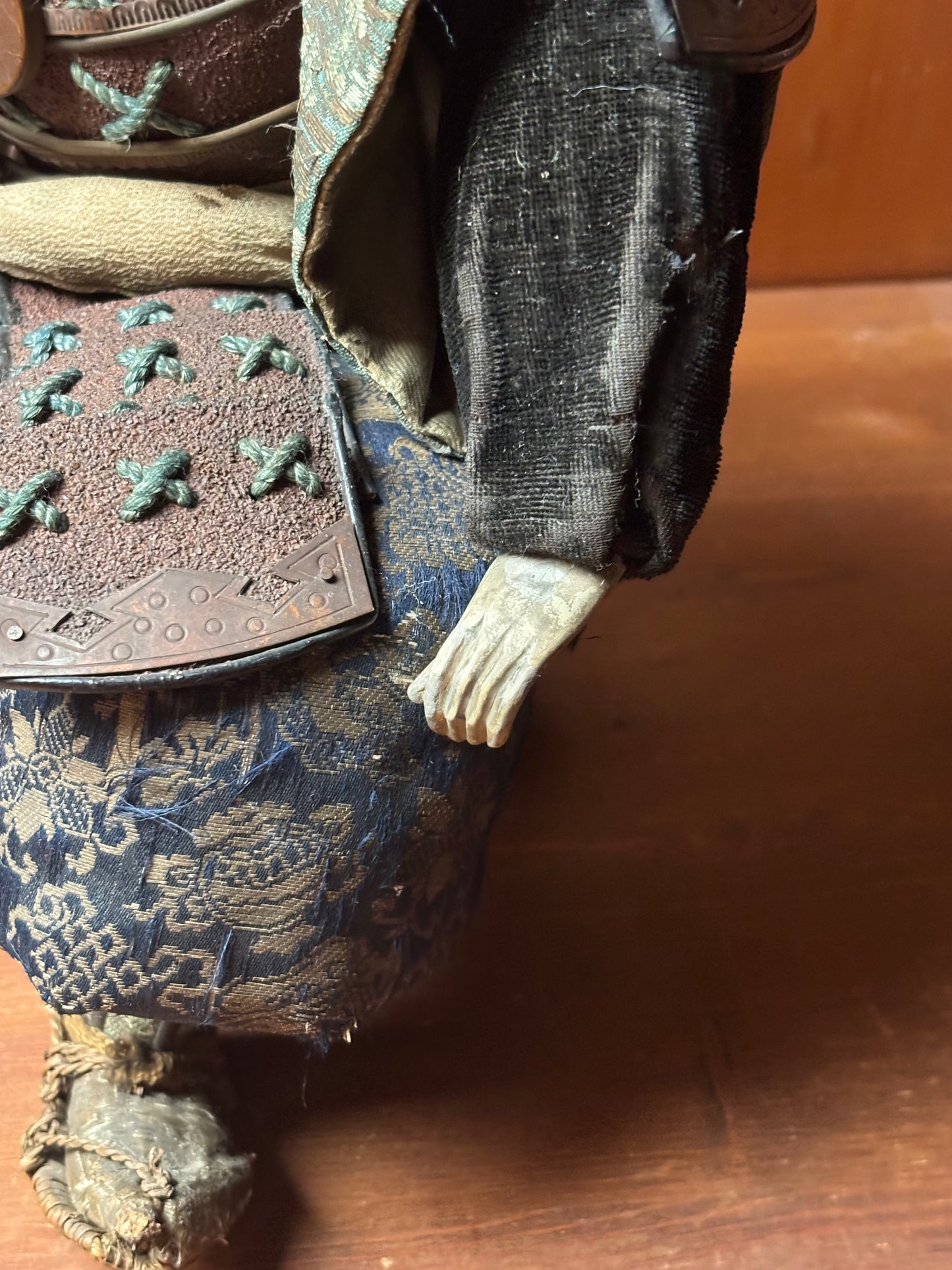 Figura di samurai d’epoca in materiali misti con armatura tradizionale