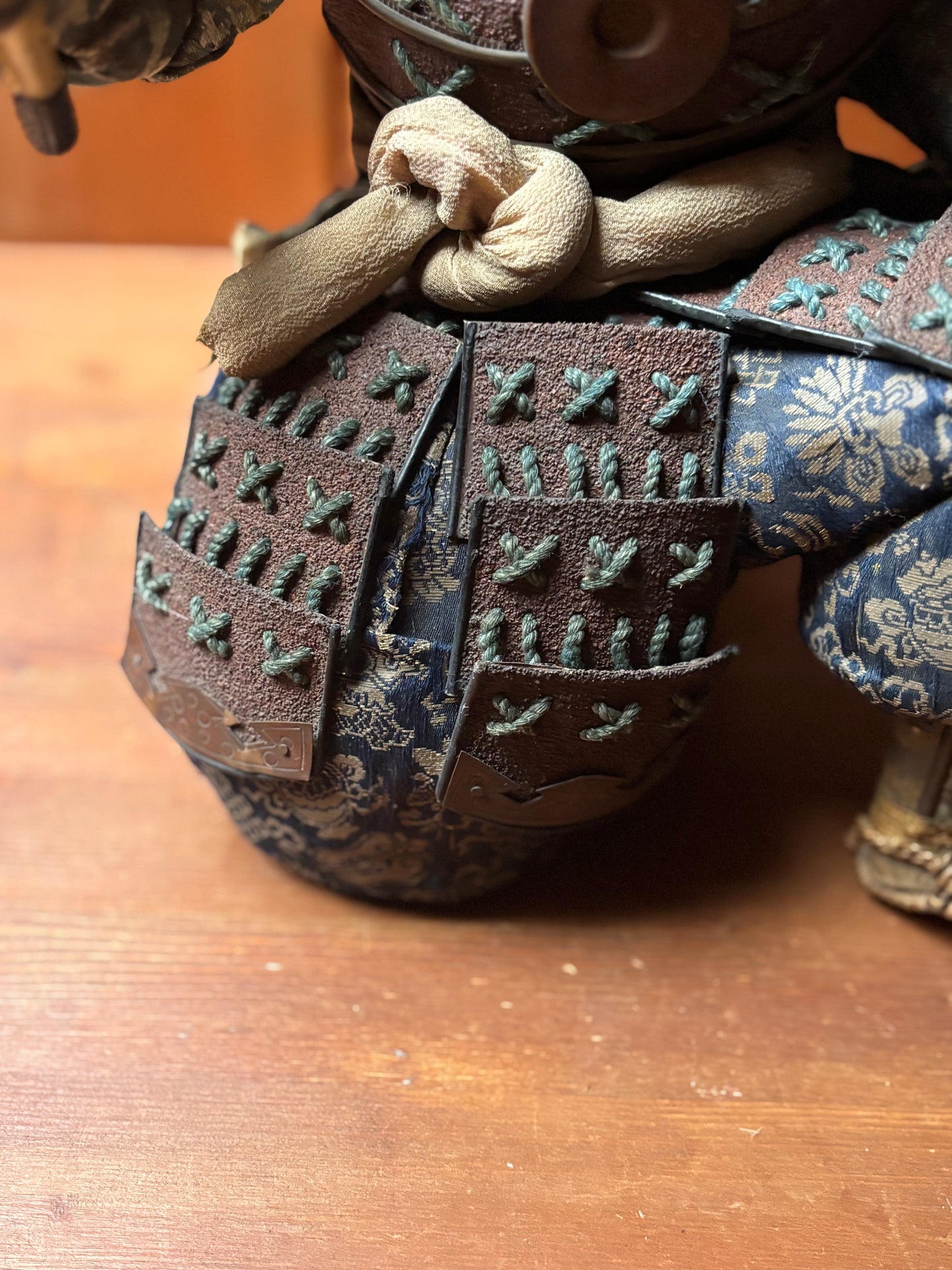 Figura di samurai d’epoca in materiali misti con armatura tradizionale