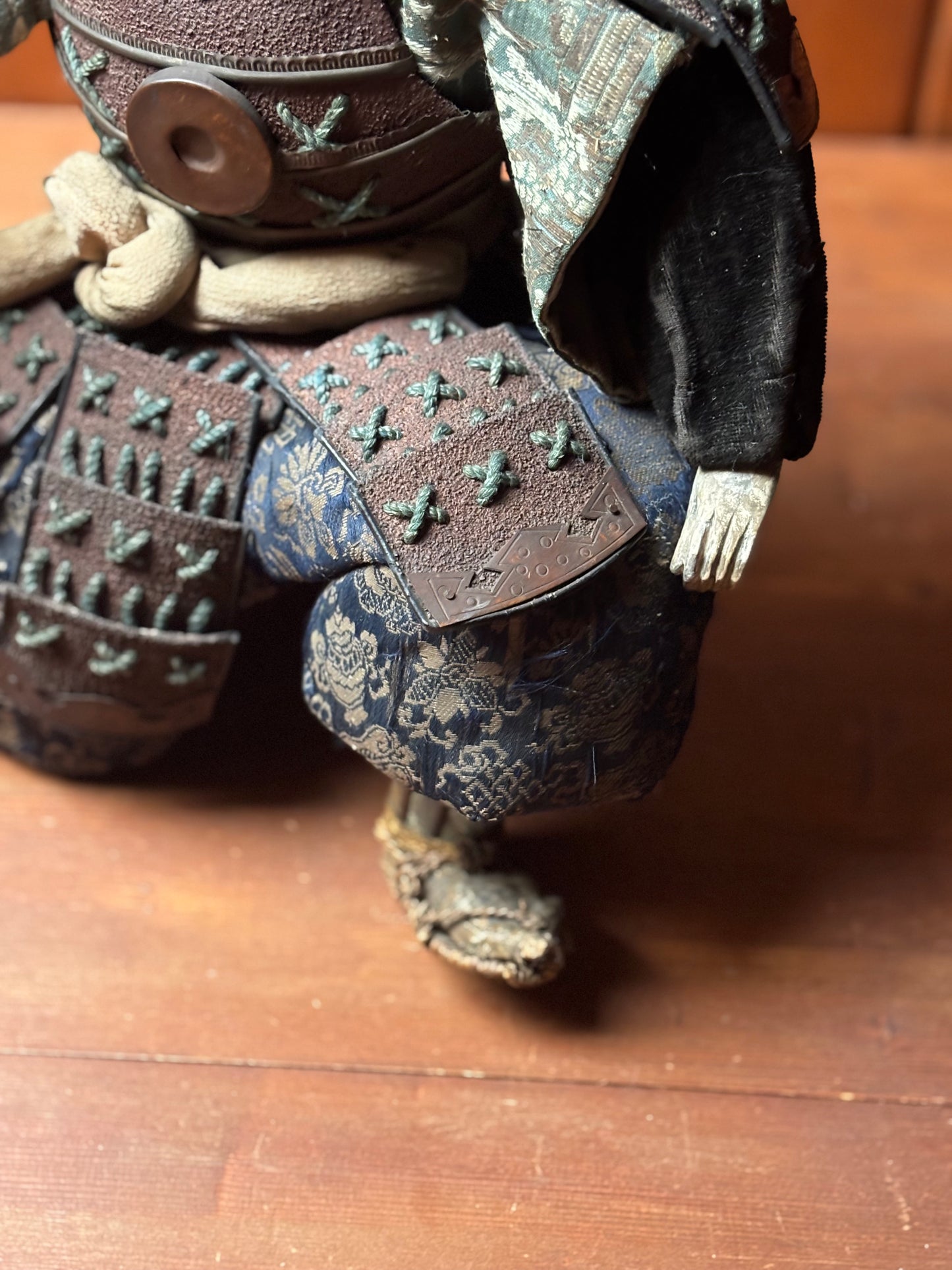 Figura di samurai d’epoca in materiali misti con armatura tradizionale