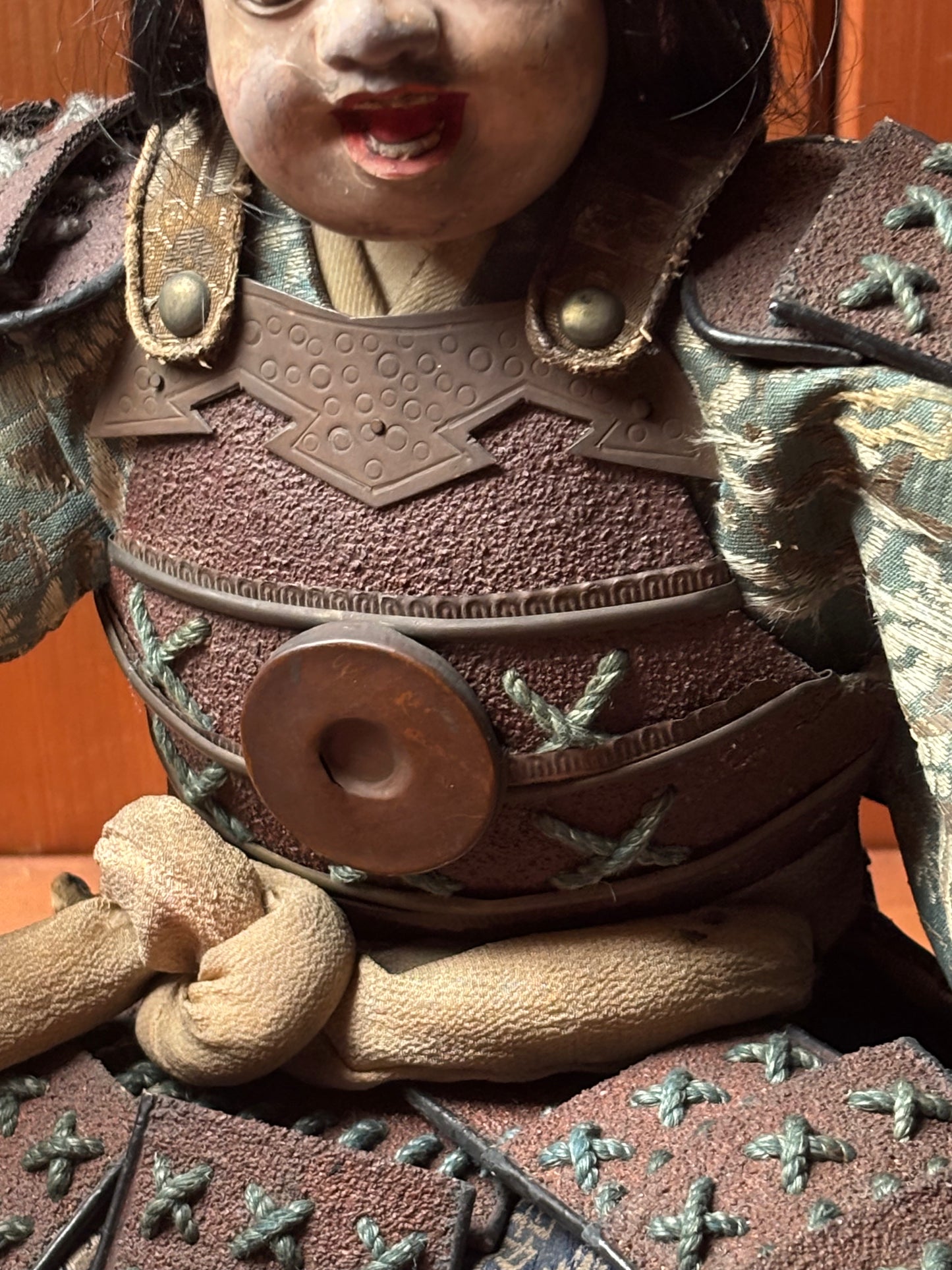 Figura di samurai d’epoca in materiali misti con armatura tradizionale