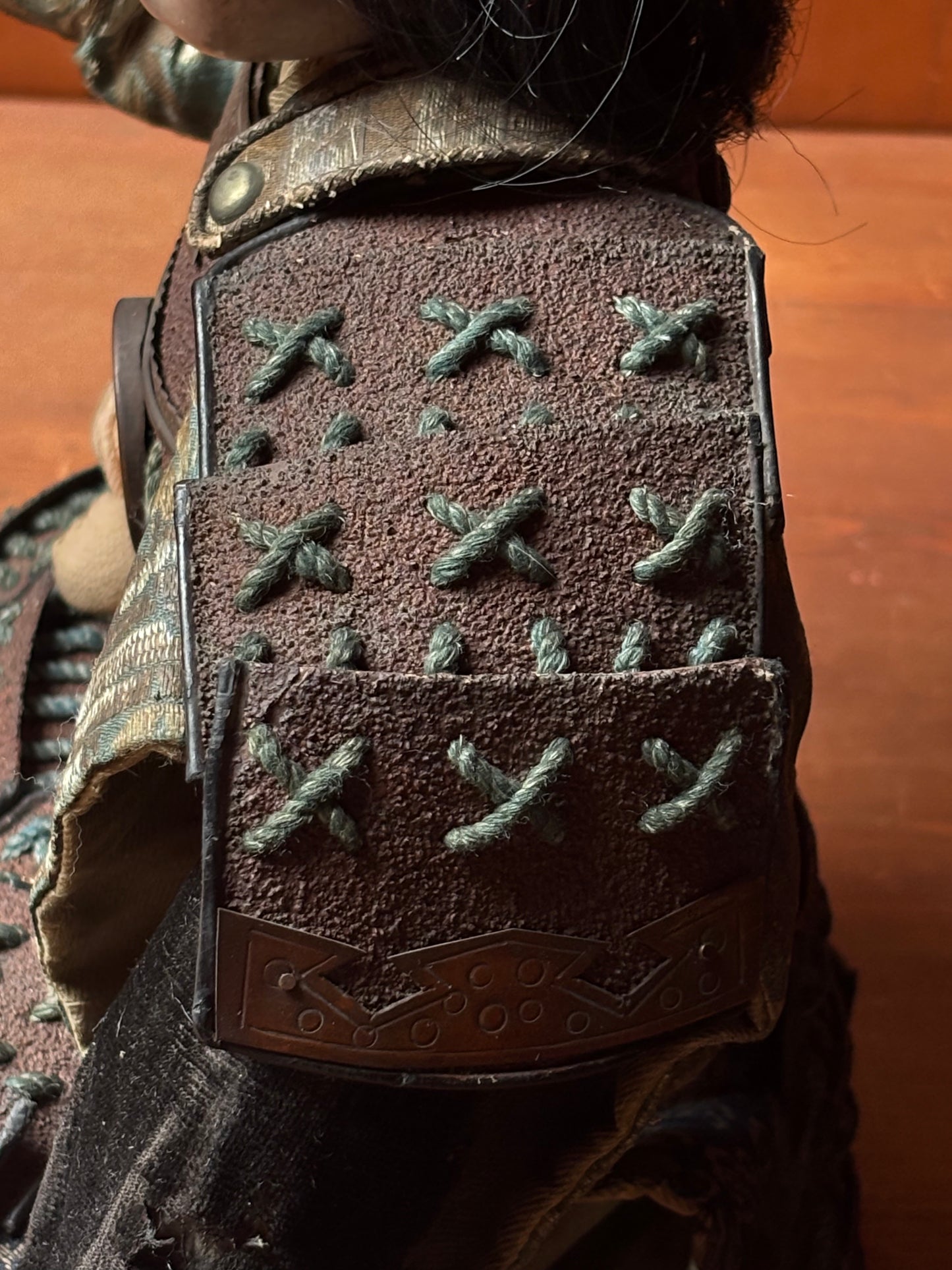 Figura di samurai d’epoca in materiali misti con armatura tradizionale