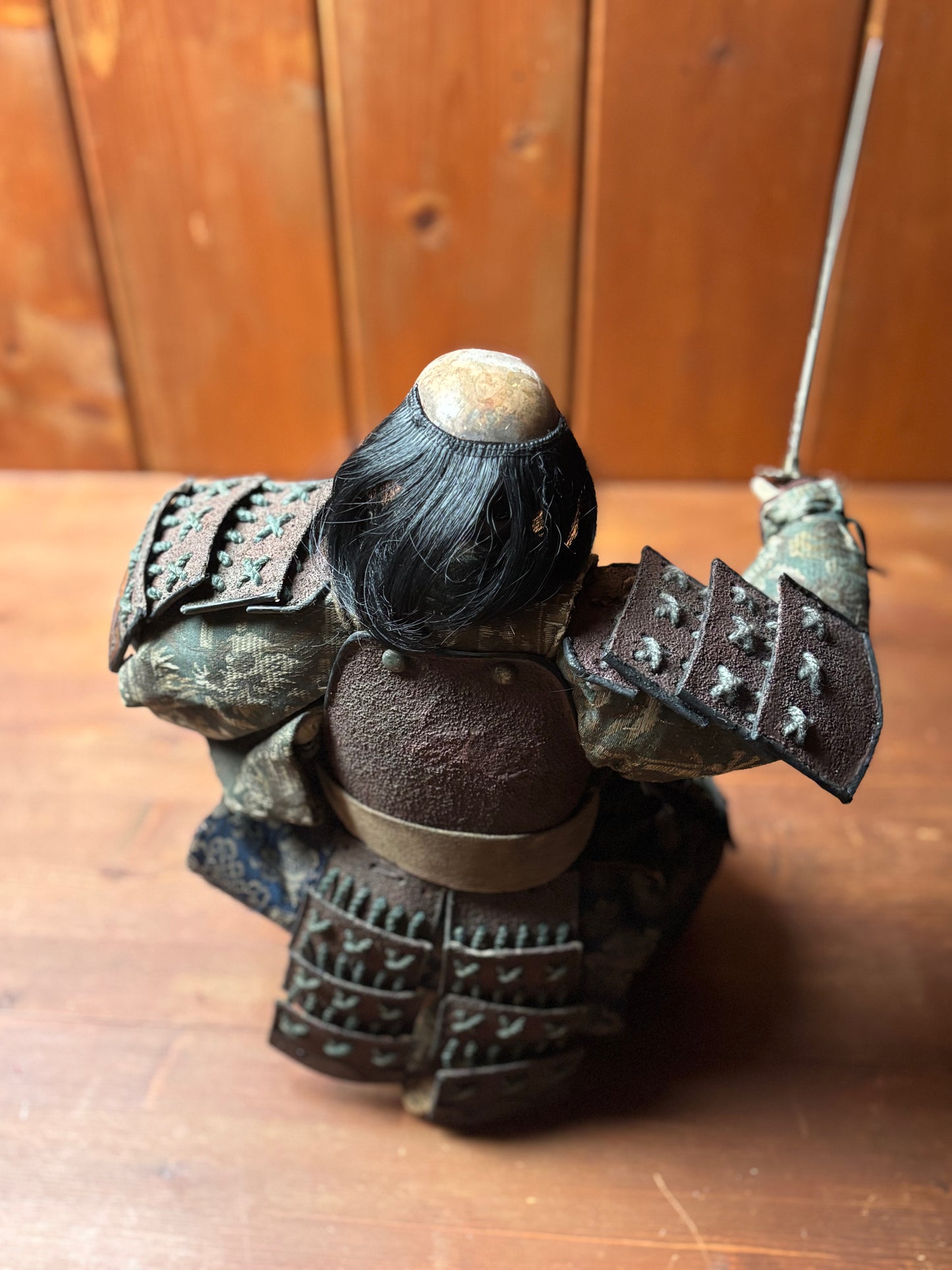 Figura di samurai d’epoca in materiali misti con armatura tradizionale