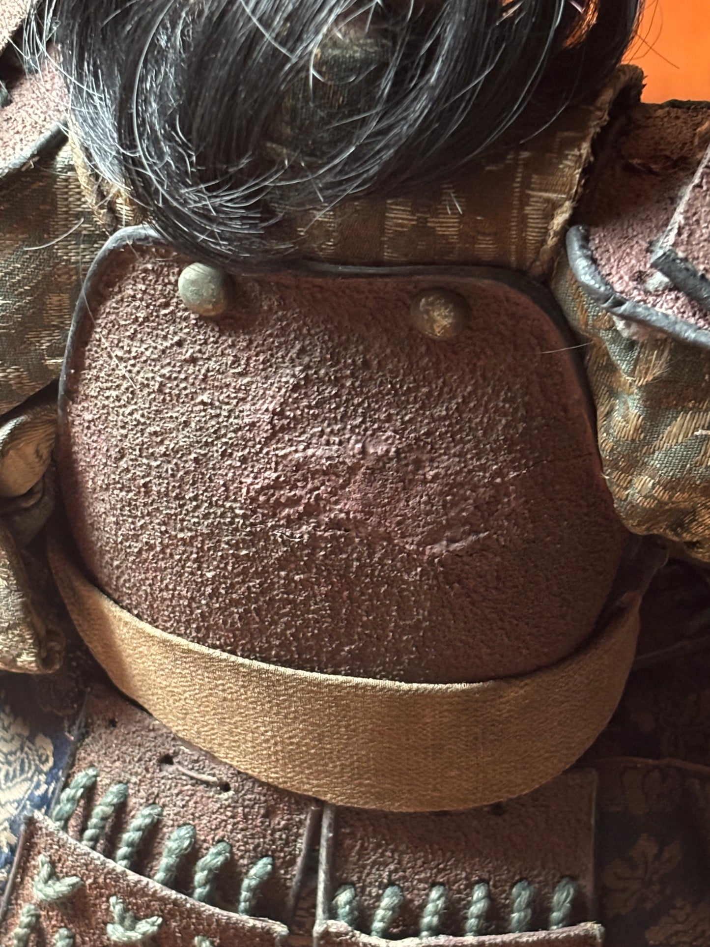 Figura di samurai d’epoca in materiali misti con armatura tradizionale