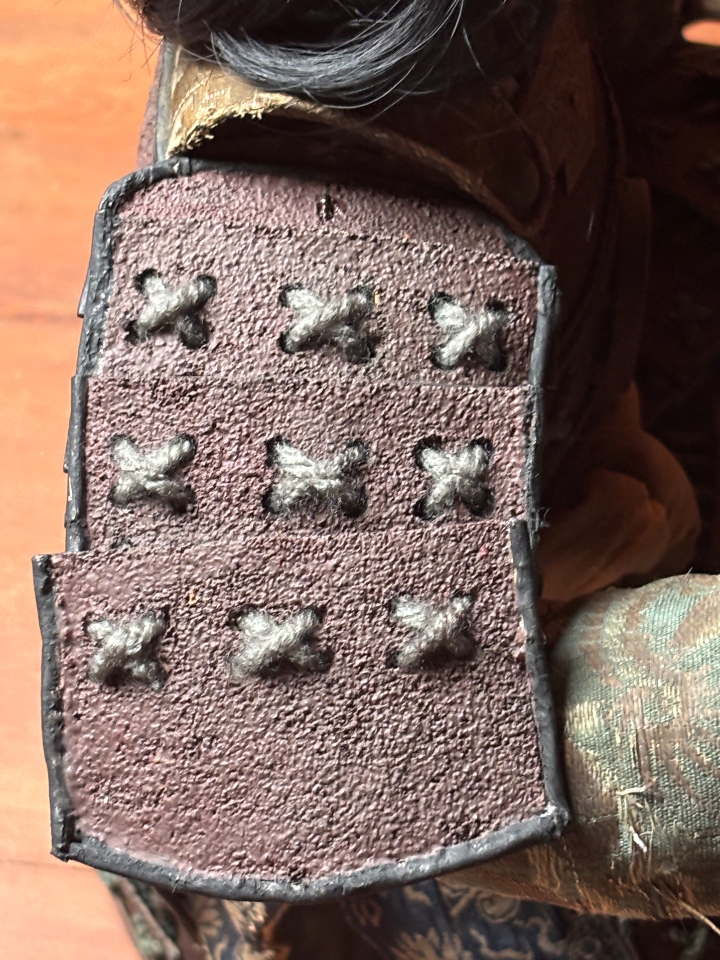 Figura di samurai d’epoca in materiali misti con armatura tradizionale