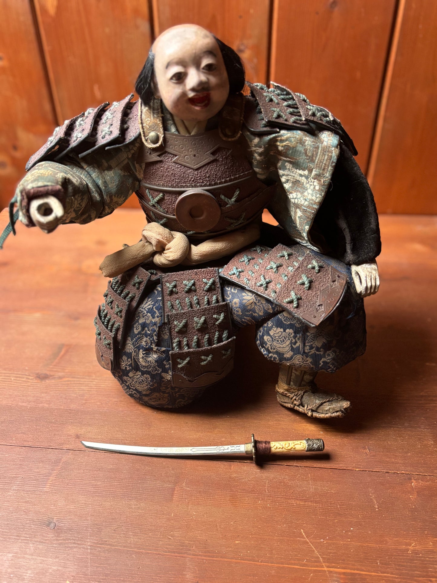 Figura di samurai d’epoca in materiali misti con armatura tradizionale