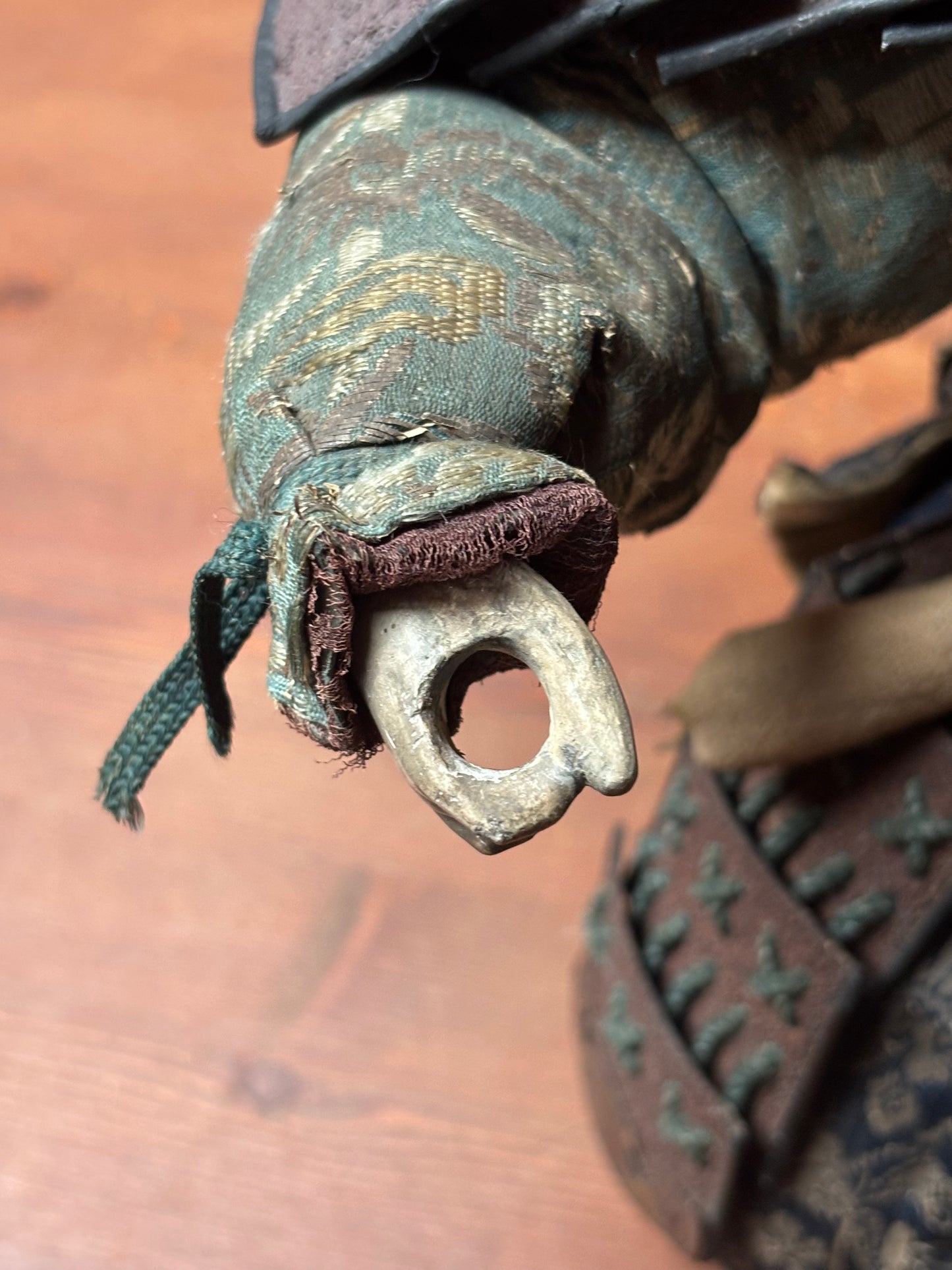 Figura di samurai d’epoca in materiali misti con armatura tradizionale