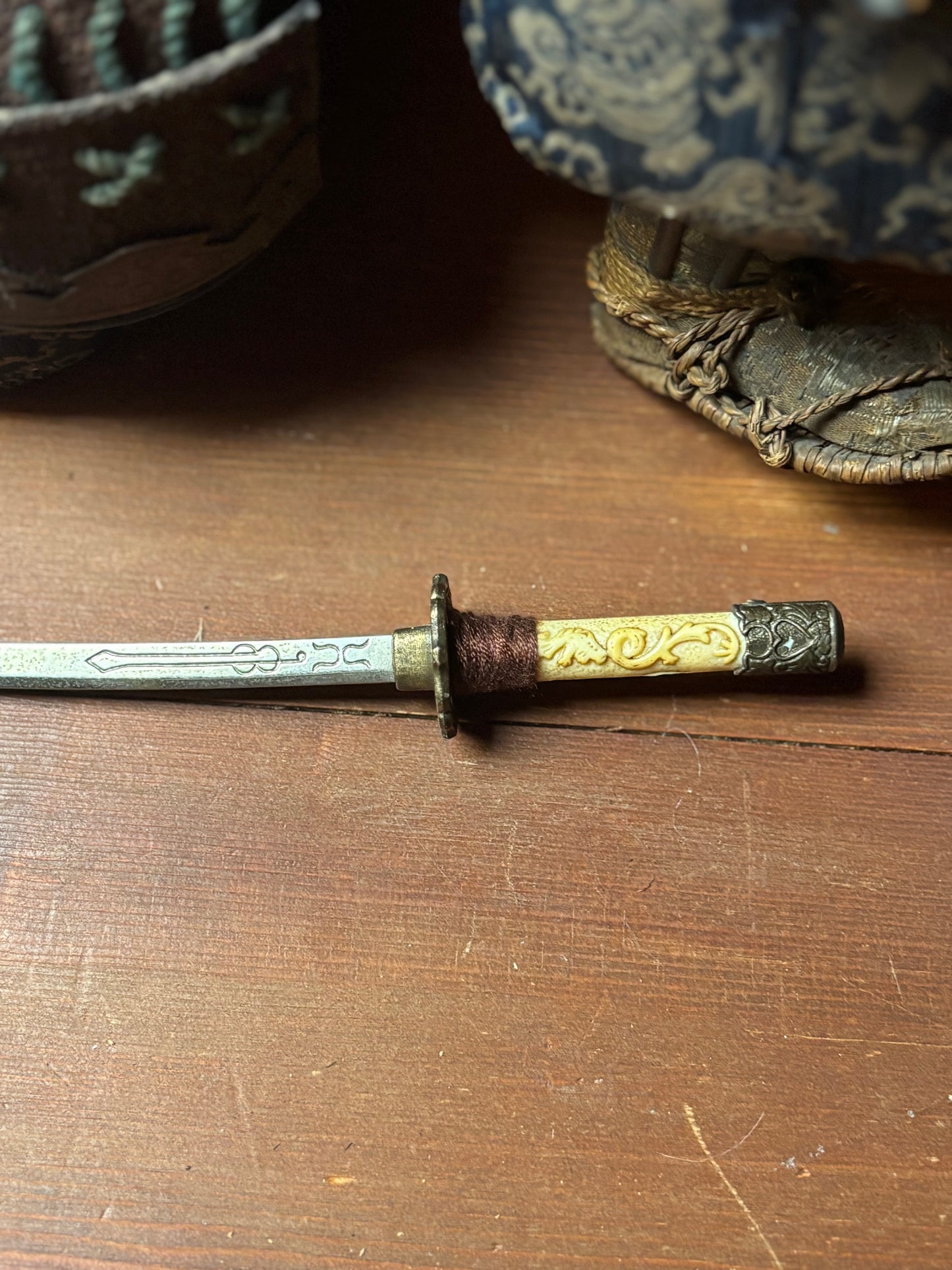 Figura di samurai d’epoca in materiali misti con armatura tradizionale