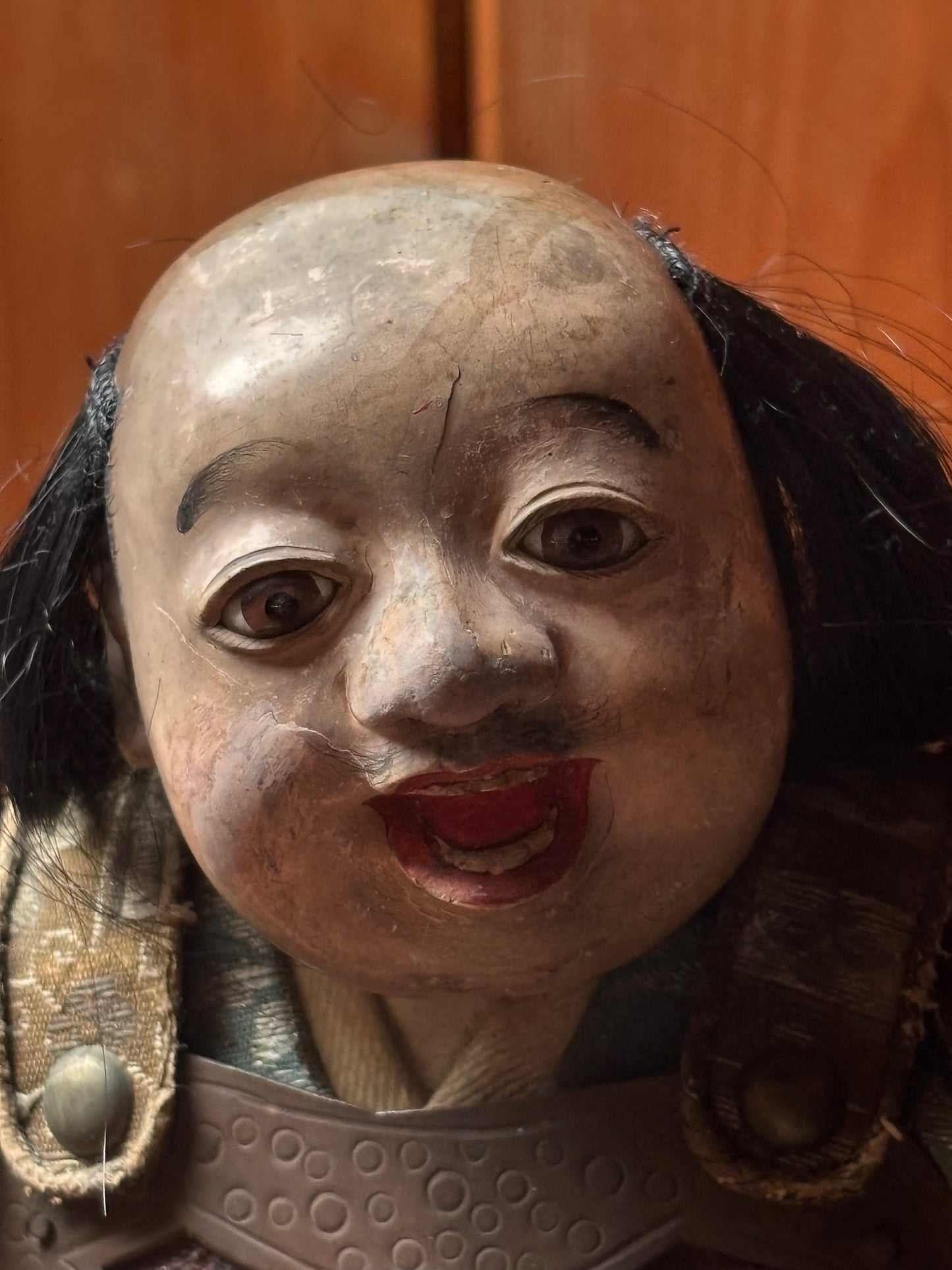 Figura di samurai d’epoca in materiali misti con armatura tradizionale