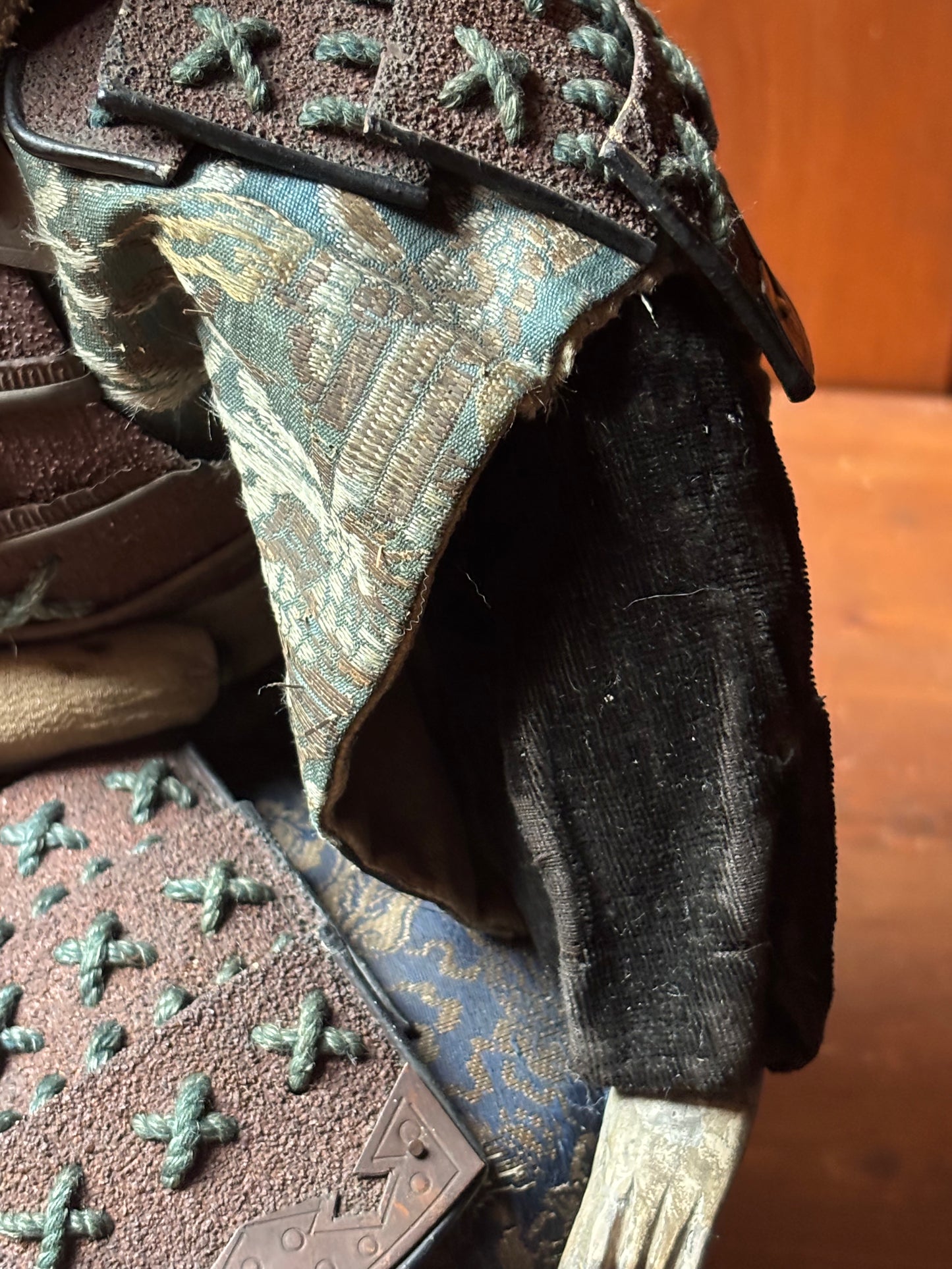 Figura di samurai d’epoca in materiali misti con armatura tradizionale