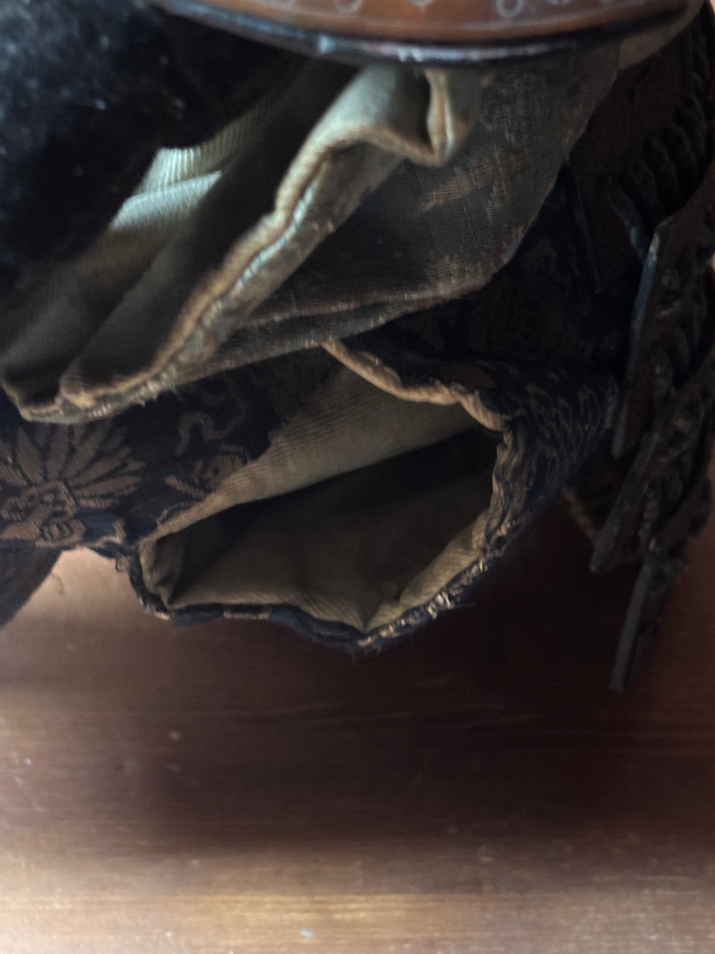 Figura di samurai d’epoca in materiali misti con armatura tradizionale