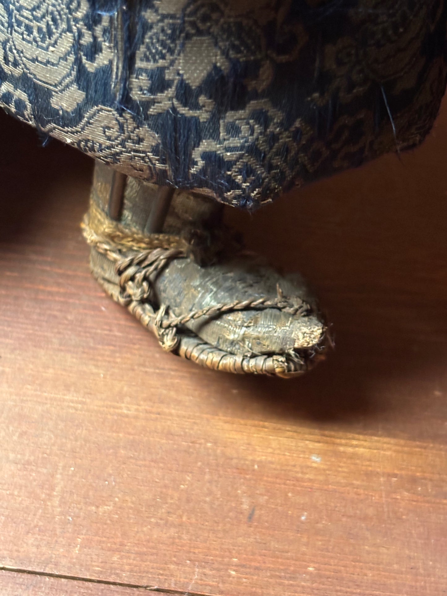 Figura di samurai d’epoca in materiali misti con armatura tradizionale