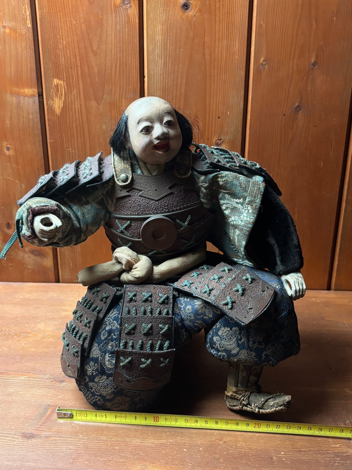 Figura di samurai d’epoca in materiali misti con armatura tradizionale