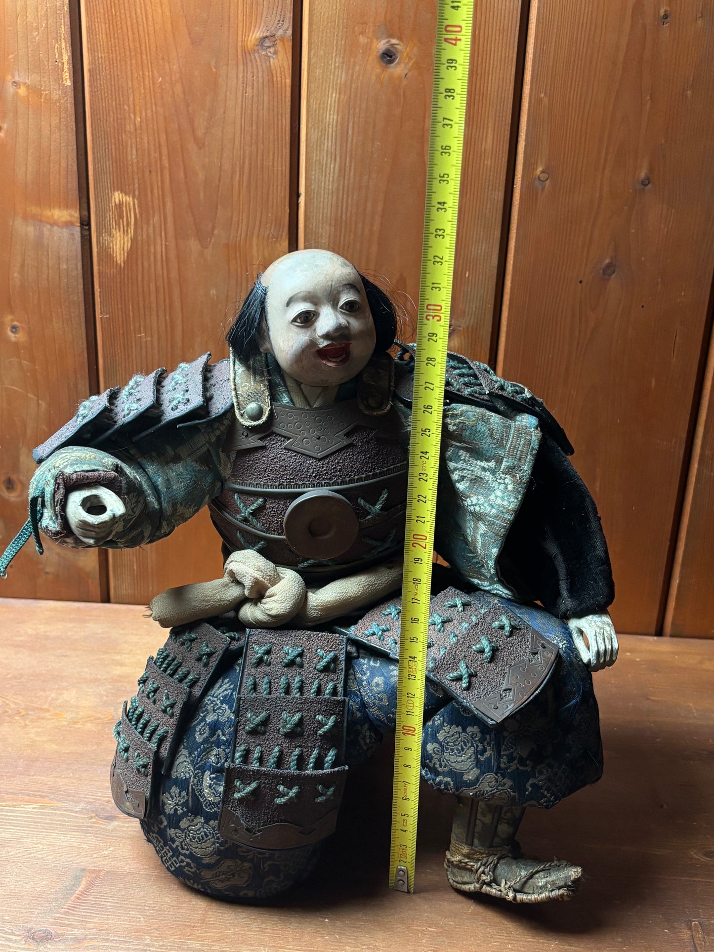 Figura di samurai d’epoca in materiali misti con armatura tradizionale