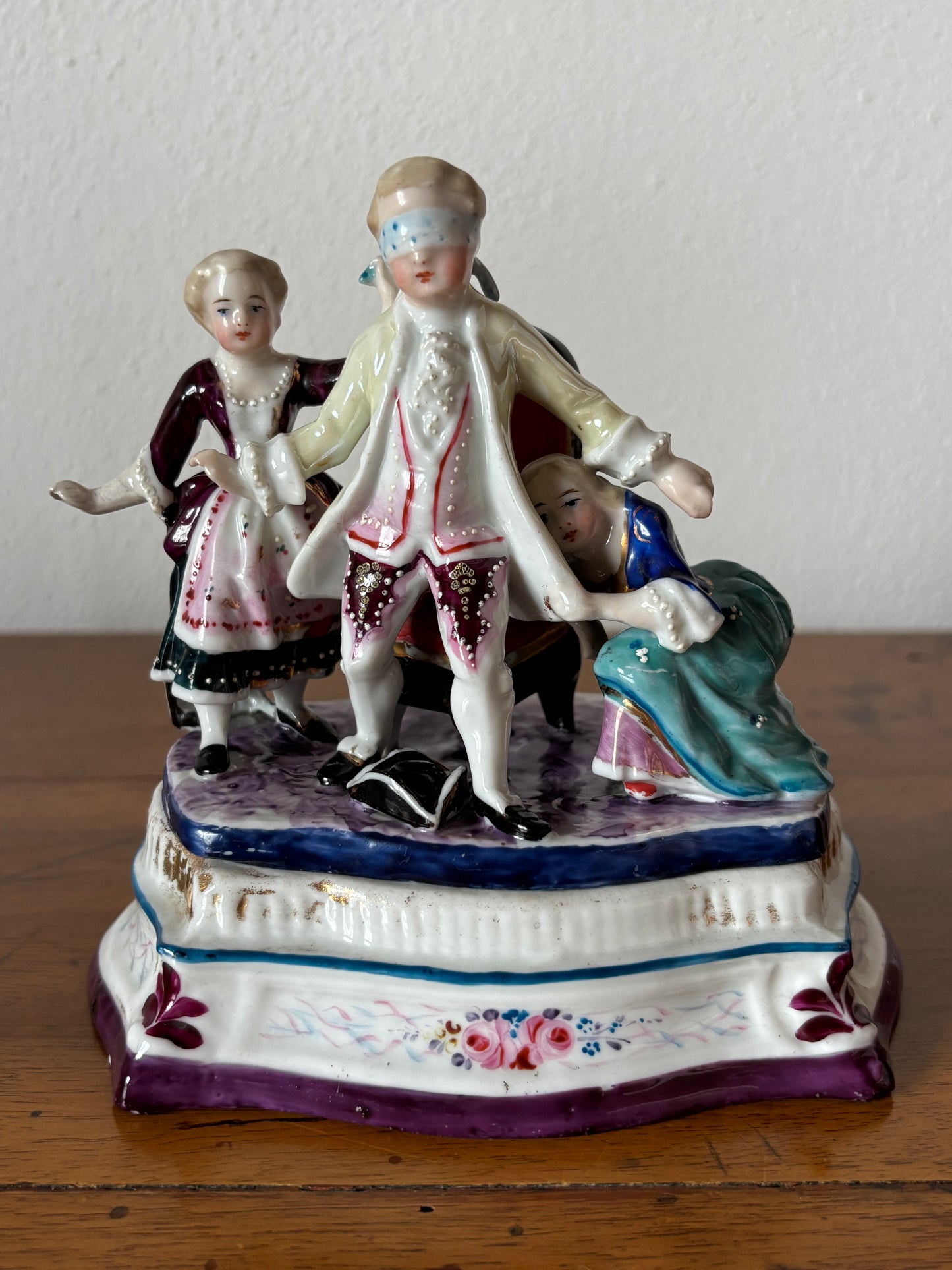 Calamaio in ceramica d’epoca – Scena nobiliare con il gioco della mosca cieca del '900
