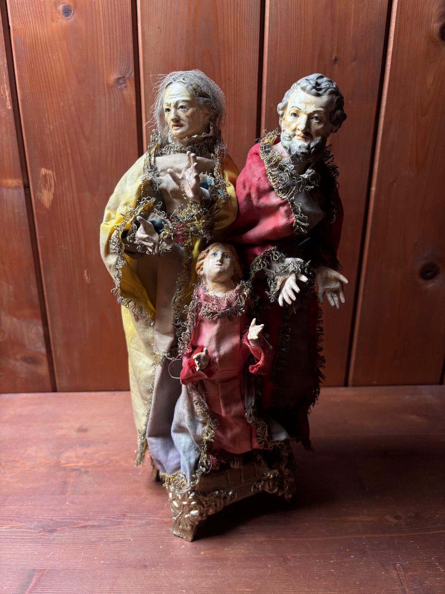 Gruppo di Sant’Anna, San Gioacchino e la Madonna bambina in terracotta policroma e tessuto – ambito italiano, XIX secolo