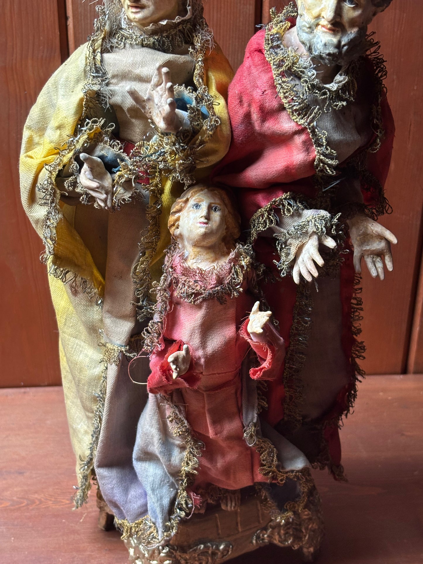 Gruppo di Sant’Anna, San Gioacchino e la Madonna bambina in terracotta policroma e tessuto – ambito italiano, XIX secolo