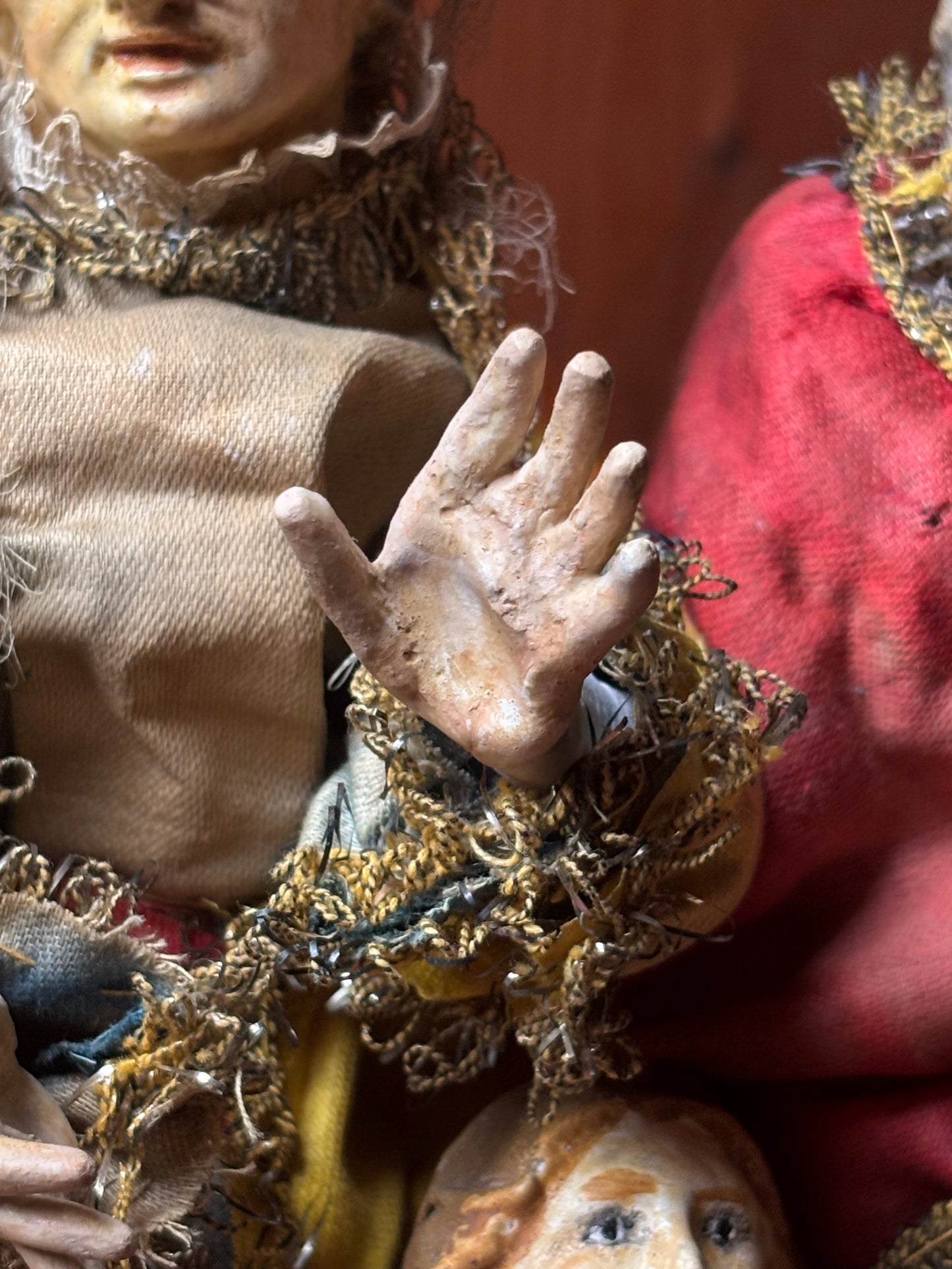 Gruppo di Sant’Anna, San Gioacchino e la Madonna bambina in terracotta policroma e tessuto – ambito italiano, XIX secolo