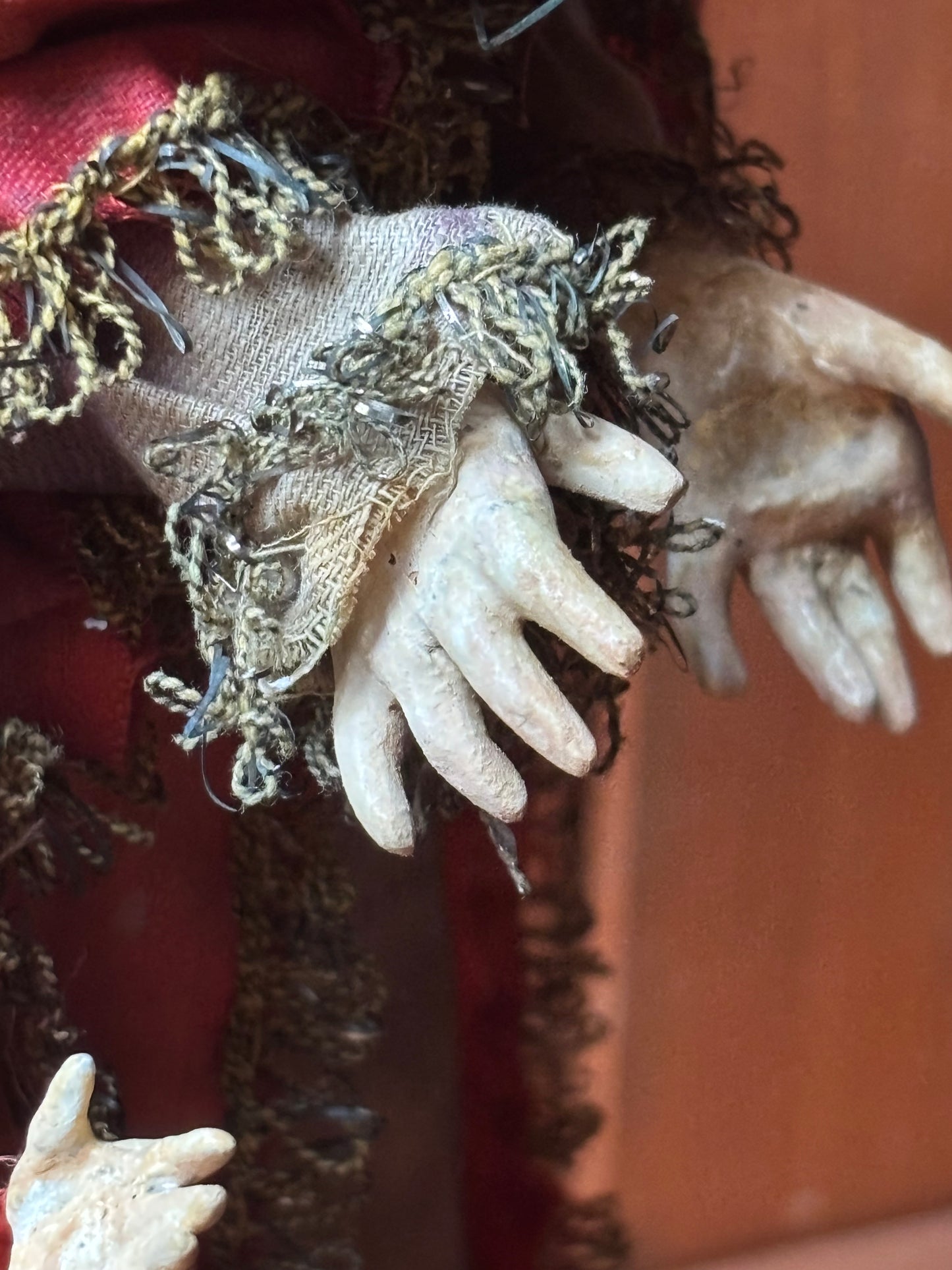 Gruppo di Sant’Anna, San Gioacchino e la Madonna bambina in terracotta policroma e tessuto – ambito italiano, XIX secolo