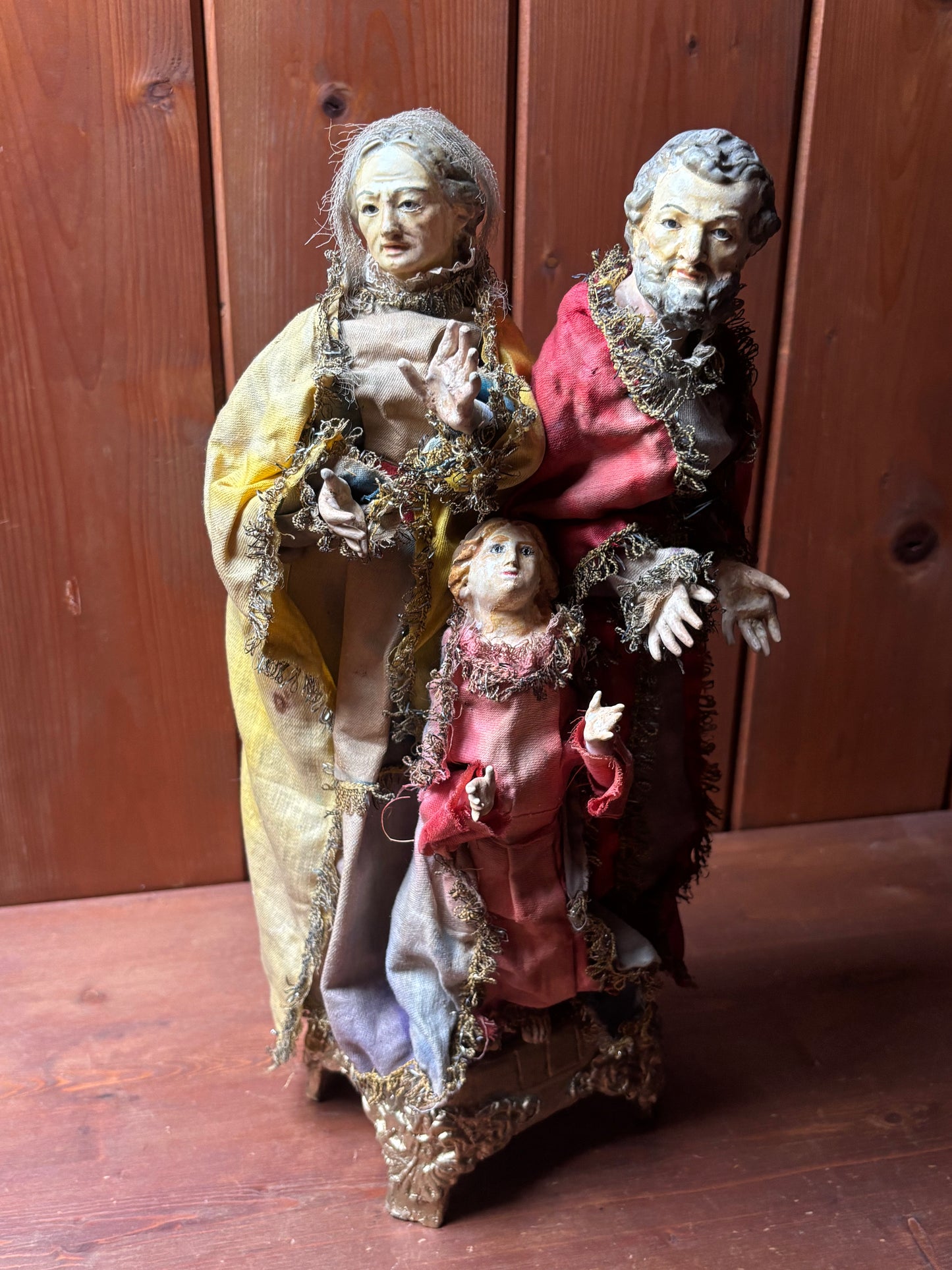 Gruppo di Sant’Anna, San Gioacchino e la Madonna bambina in terracotta policroma e tessuto – ambito italiano, XIX secolo