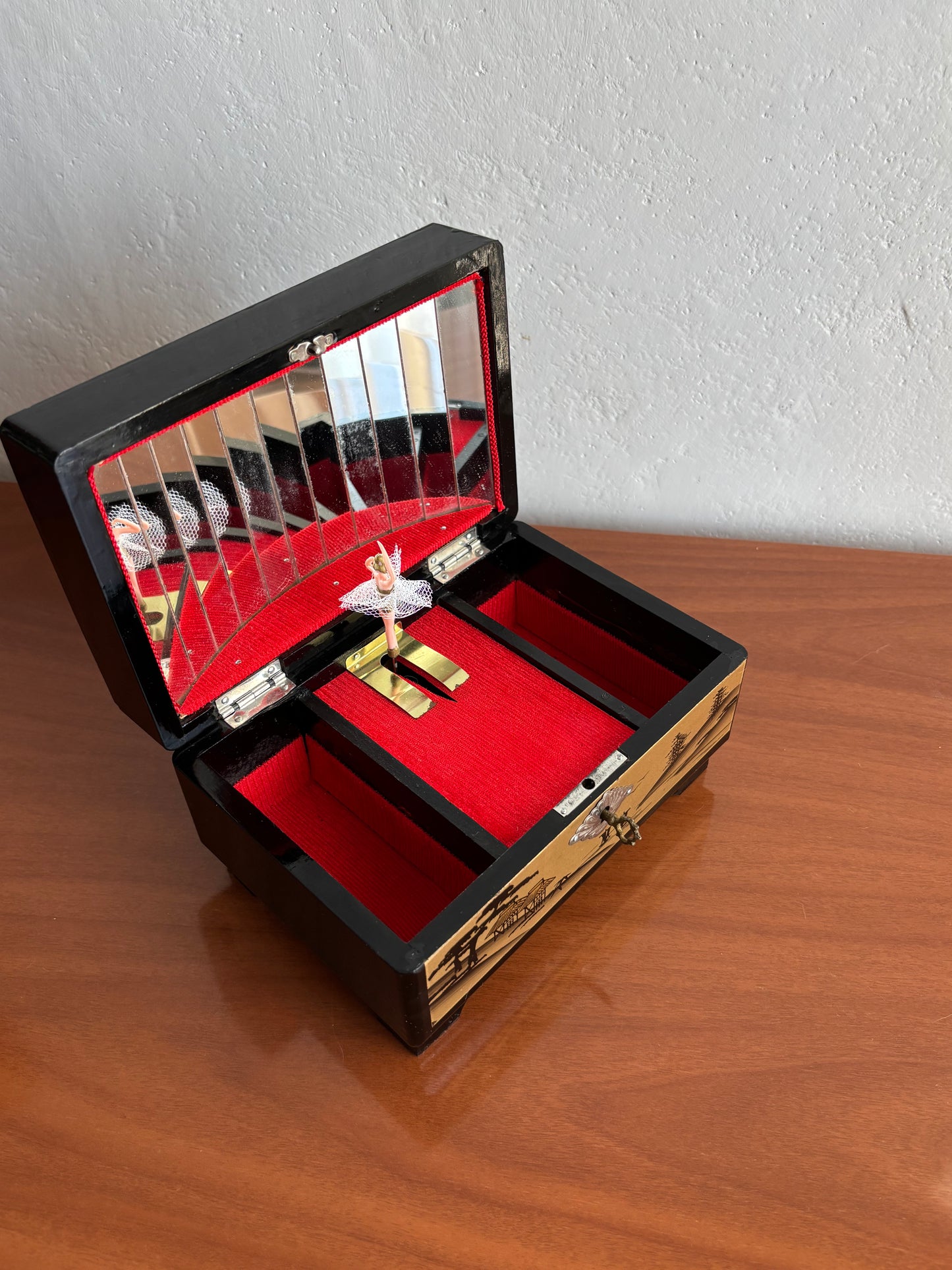 Portagioie giapponese vintage laccato nero e oro con carillon e ballerina rotante