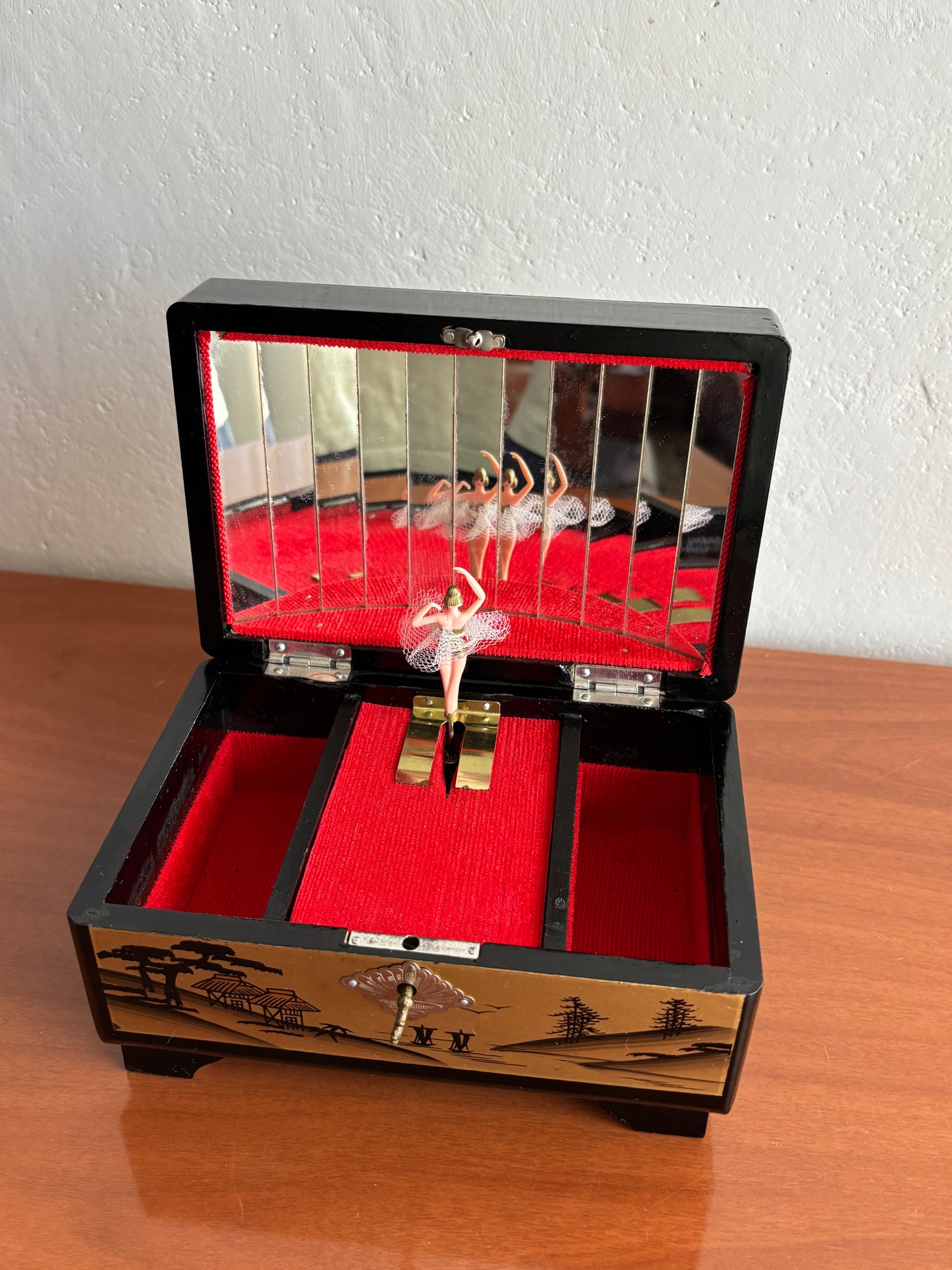 Portagioie giapponese vintage laccato nero e oro con carillon e ballerina rotante