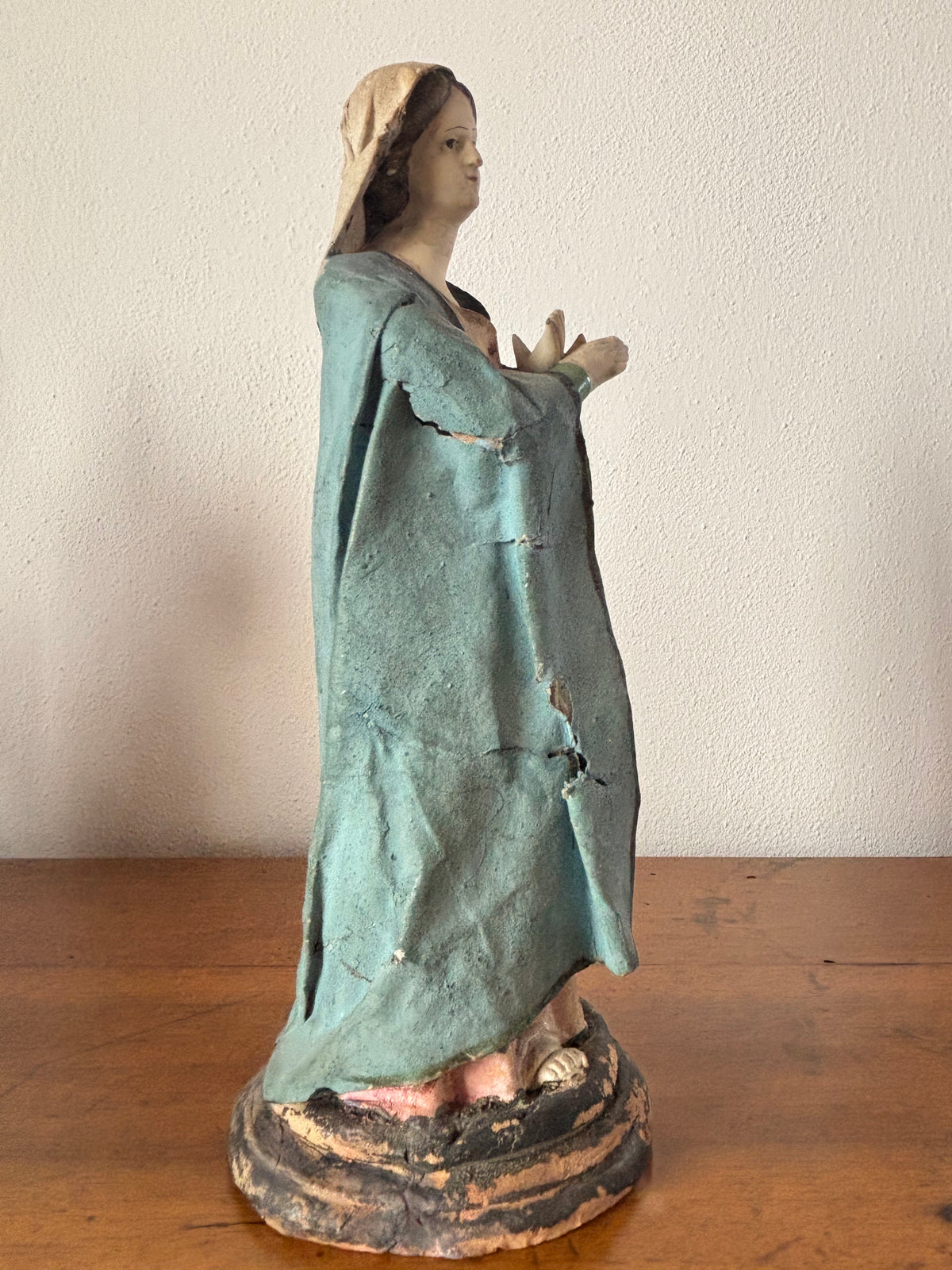 Statuina della Madonna in terracotta con abiti in cartapesta
