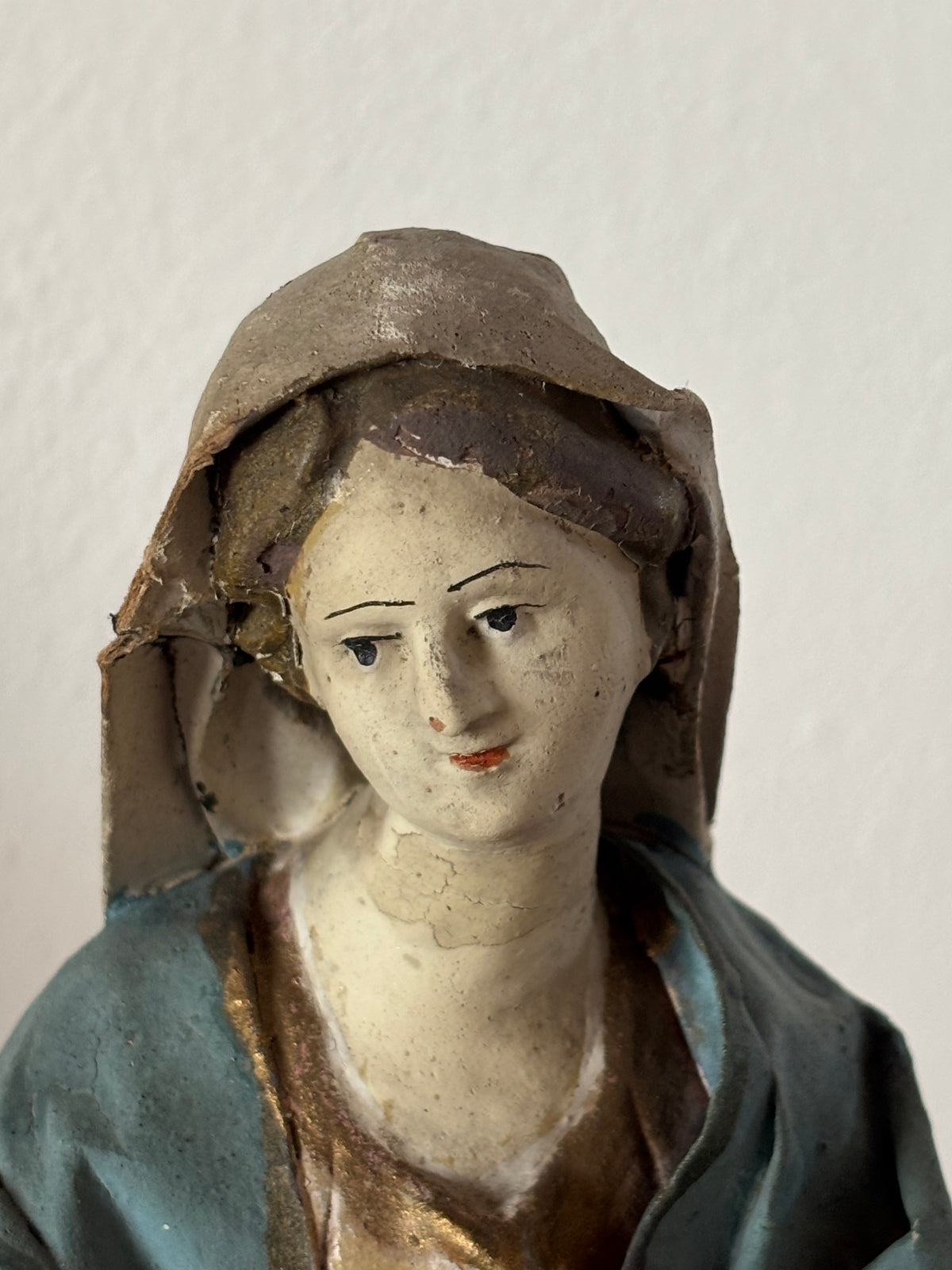 Statuina della Madonna in terracotta con abiti in cartapesta