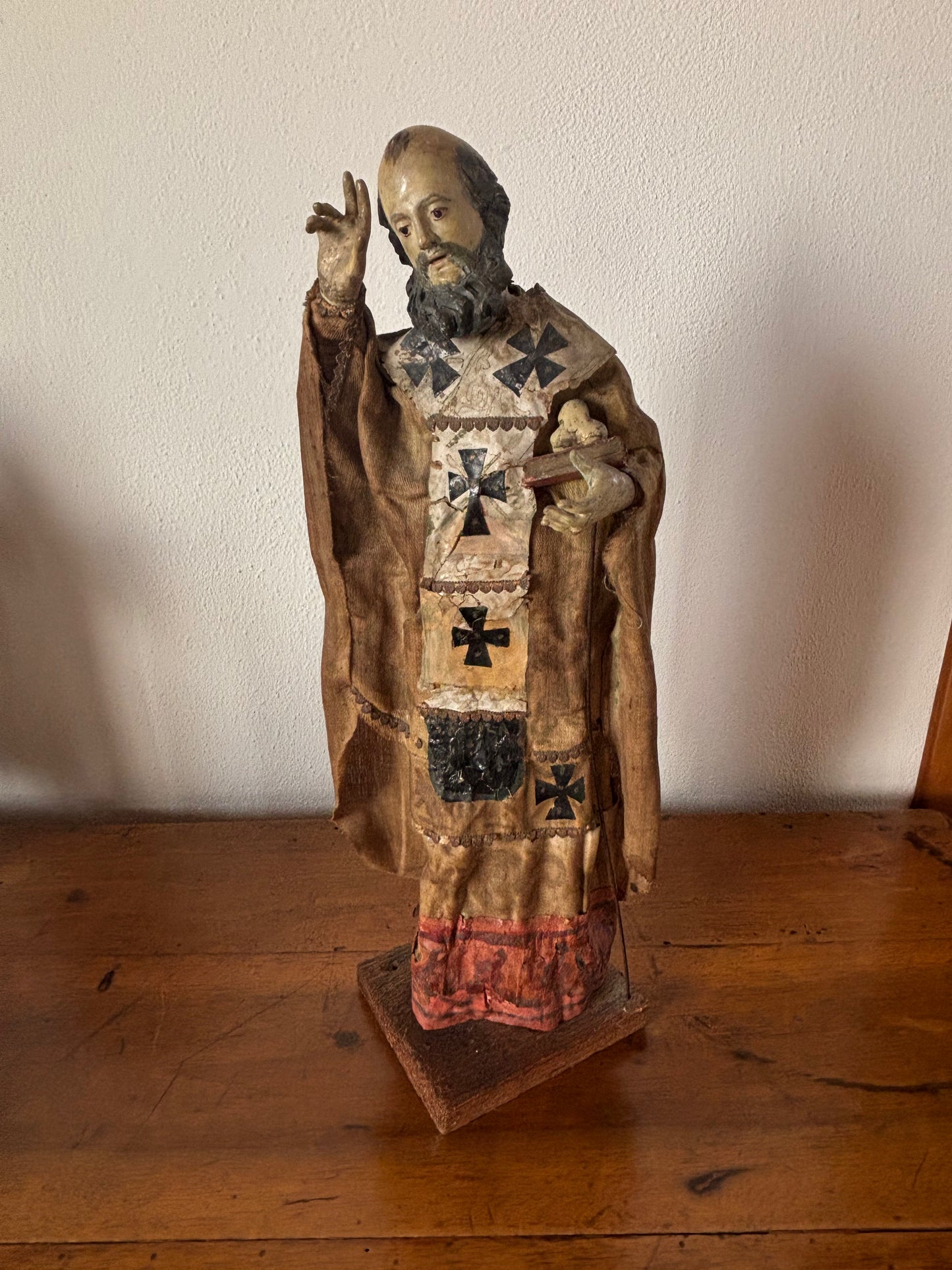 Statuetta di San Nicola in terracotta e paglia – Arte sacra popolare con decorazioni applicate